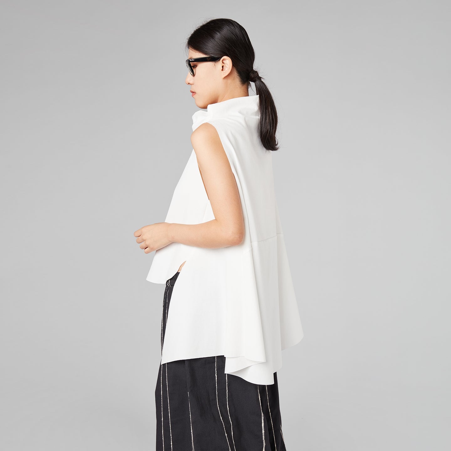 HIGH NECK STRETCH WAISTCOAT WHITE
