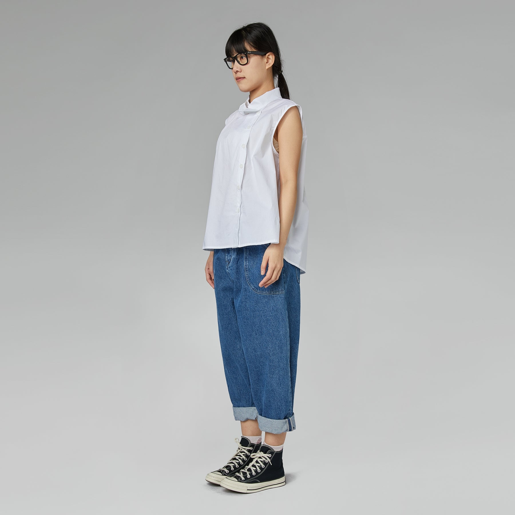 TOP CON PIEGHE SUL COLLO NERO