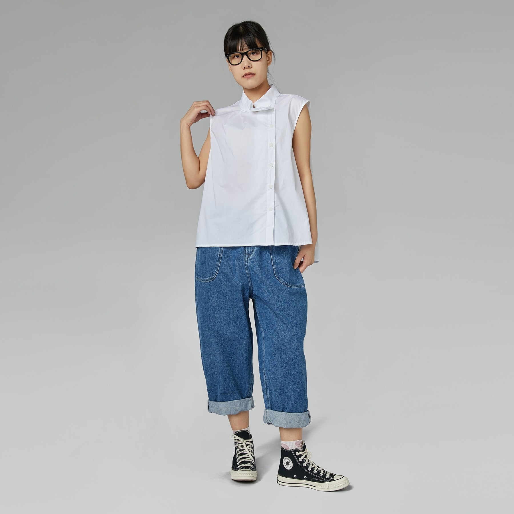 TOP CON PLIEGUES EN EL CUELLO CELESTE