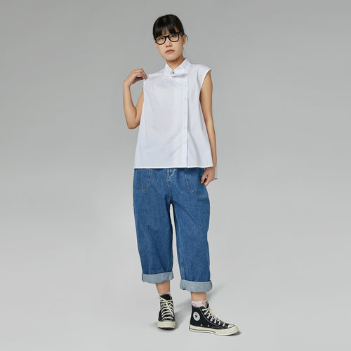 TOP CON PLIEGUES EN EL CUELLO CELESTE