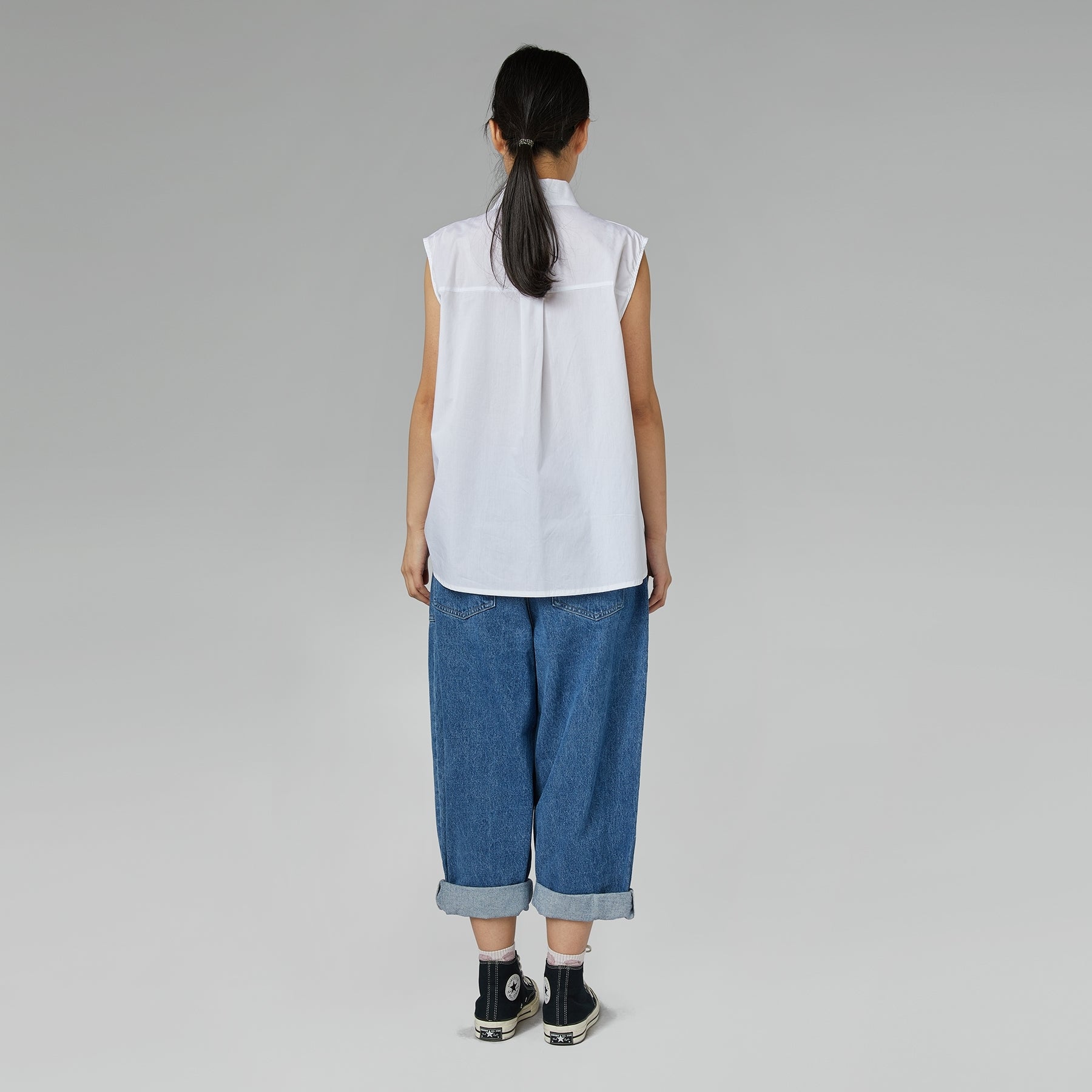 TOP CON PLIEGUES EN EL CUELLO CELESTE