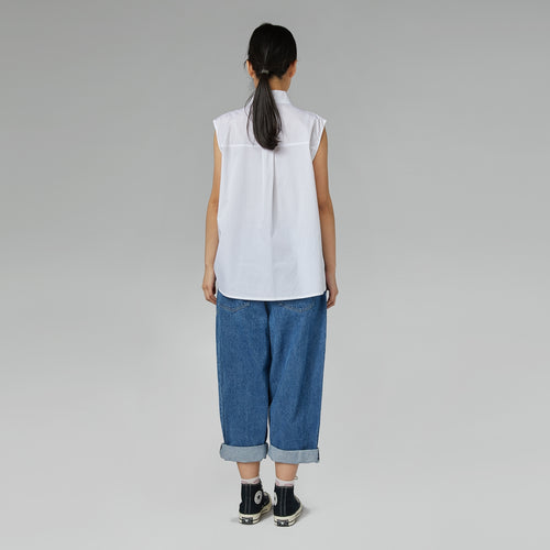 TOP CON PLIEGUES EN EL CUELLO CELESTE