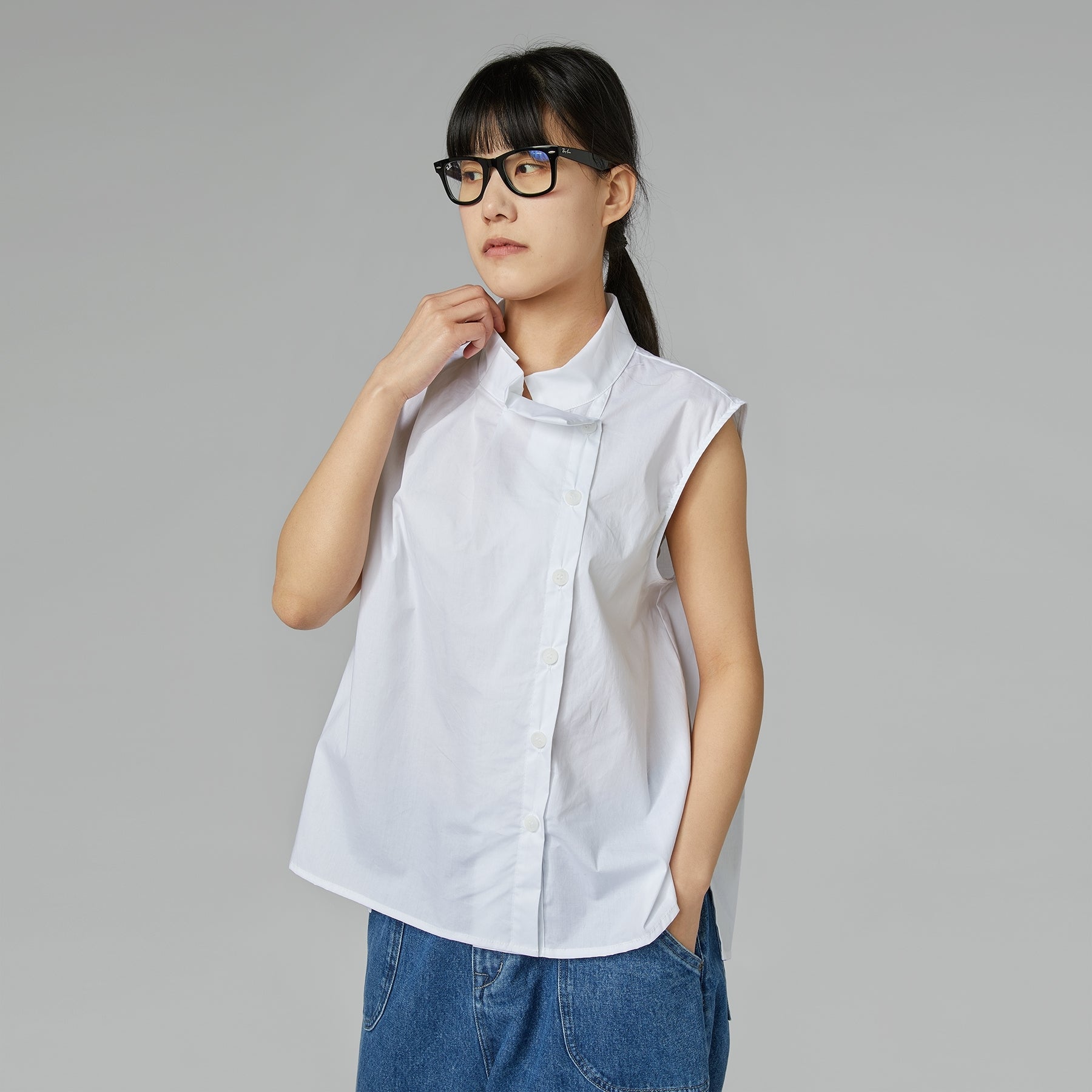 TOP CON PLIEGUES EN EL CUELLO CELESTE