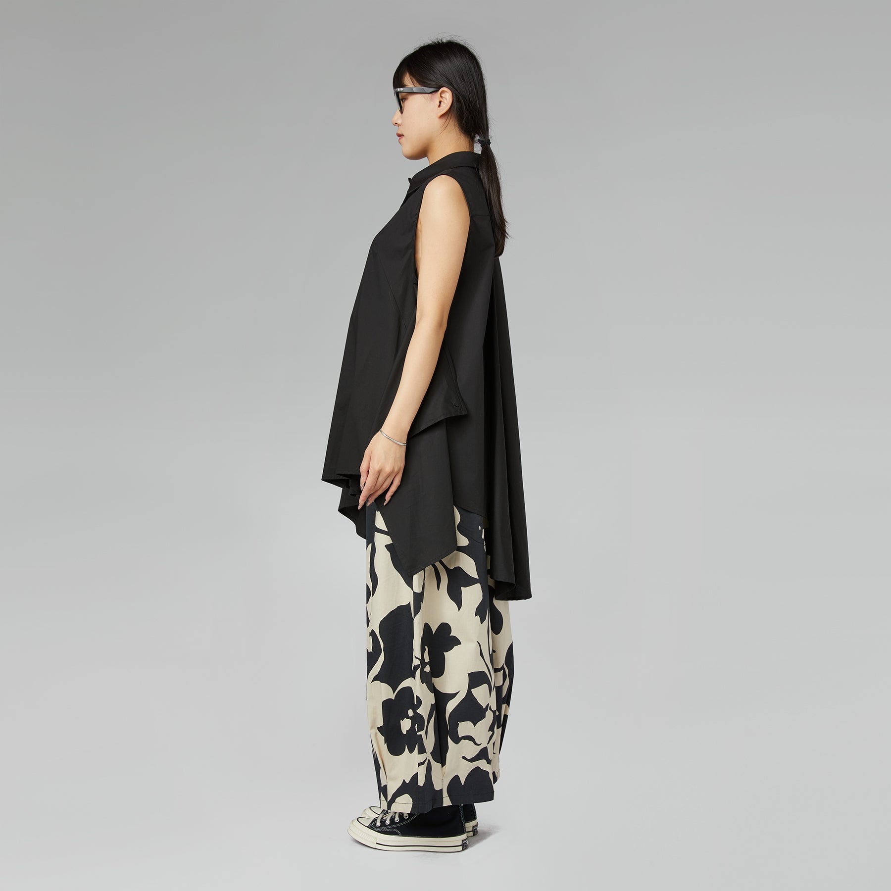 SLEEVELESS SHIRT WITH WALLET CLOSURE