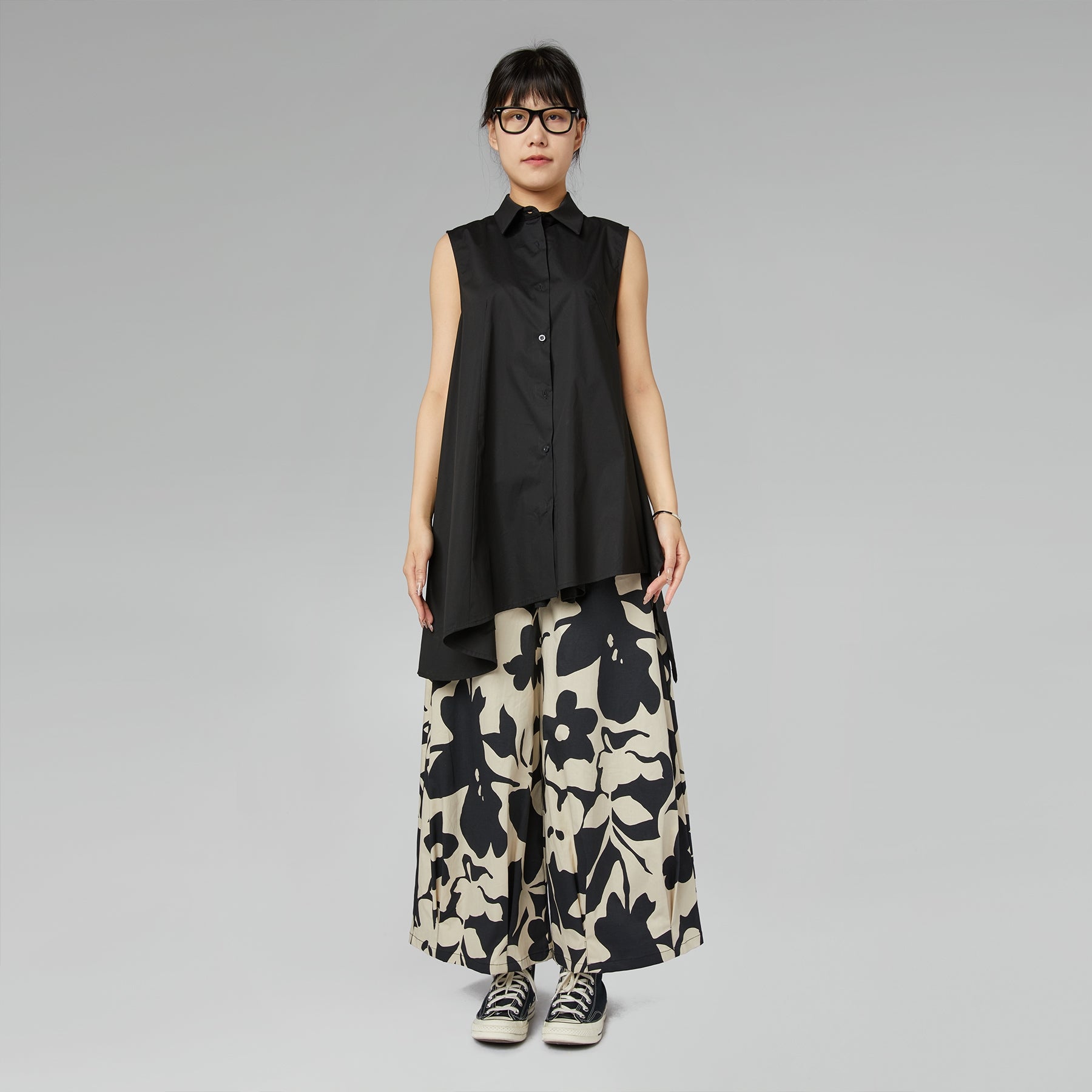 SLEEVELESS SHIRT WITH WALLET CLOSURE