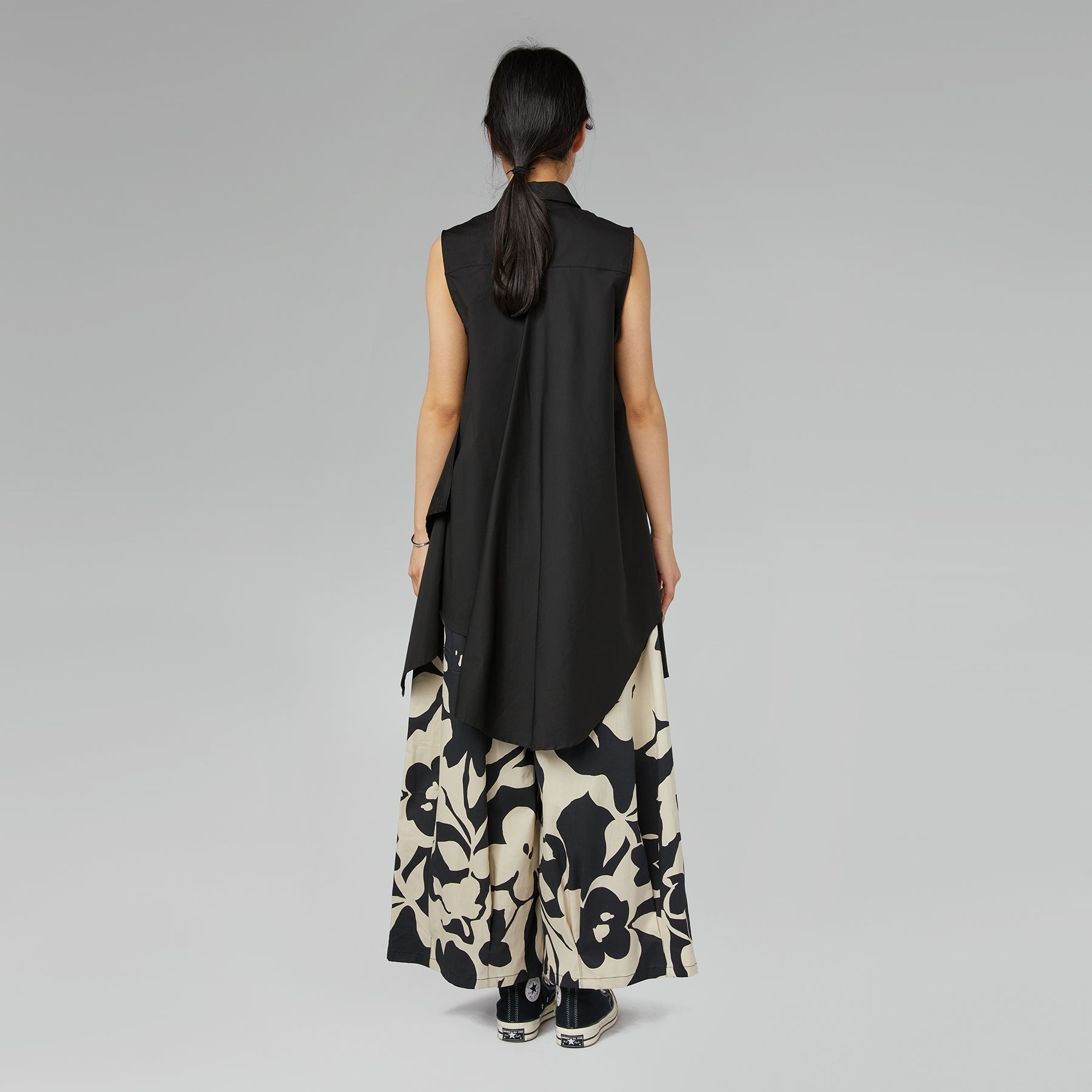 SLEEVELESS SHIRT WITH WALLET CLOSURE