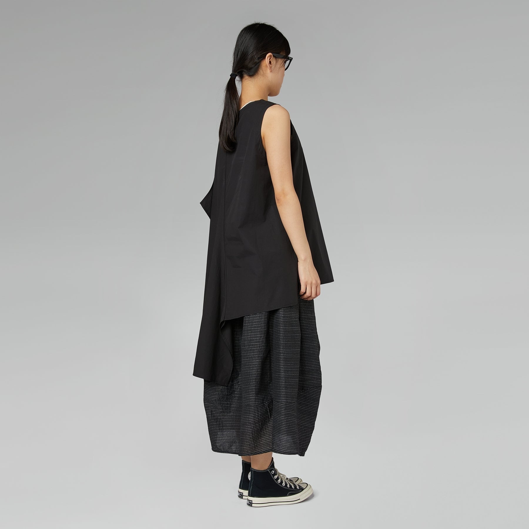 ASYMMETRISCHES TOP MIT AUSSCHNITT