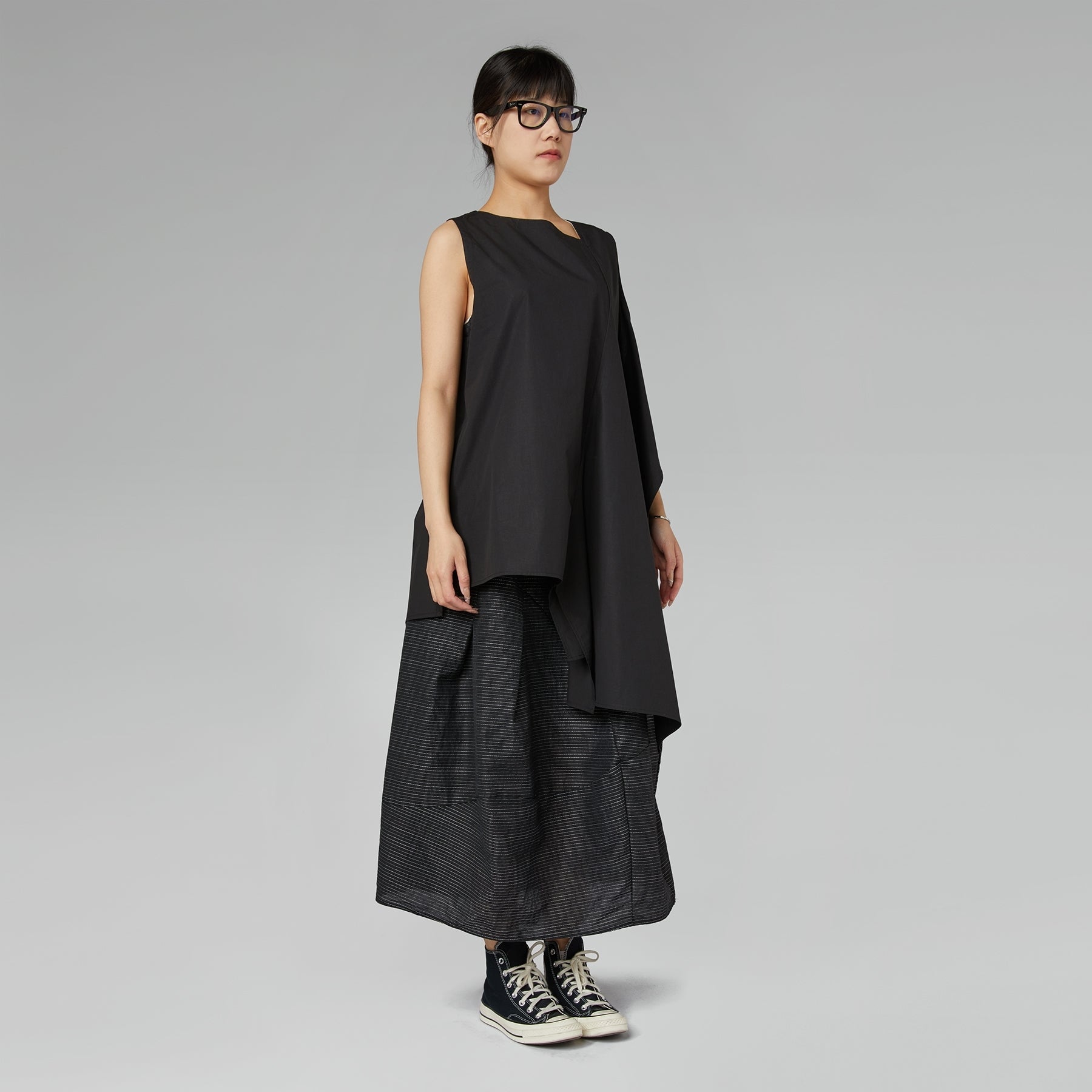 ASYMMETRISCHES TOP MIT AUSSCHNITT