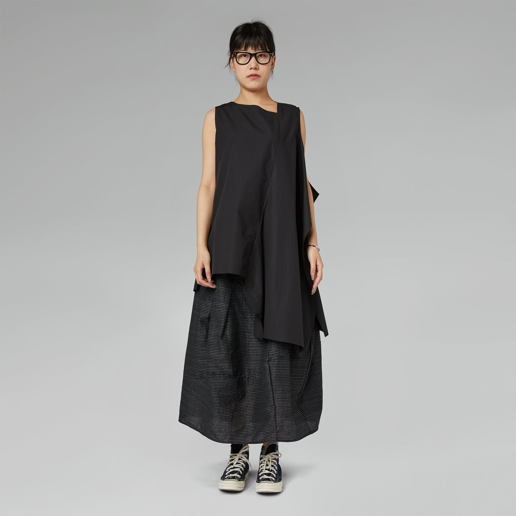 ASYMMETRISCHES TOP MIT AUSSCHNITT