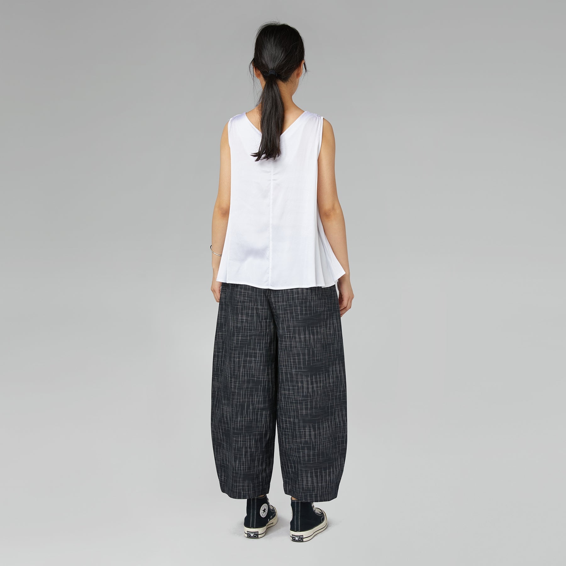 TOP IN RASO MISTO RAYON CON SCOLLO A V BIANCO