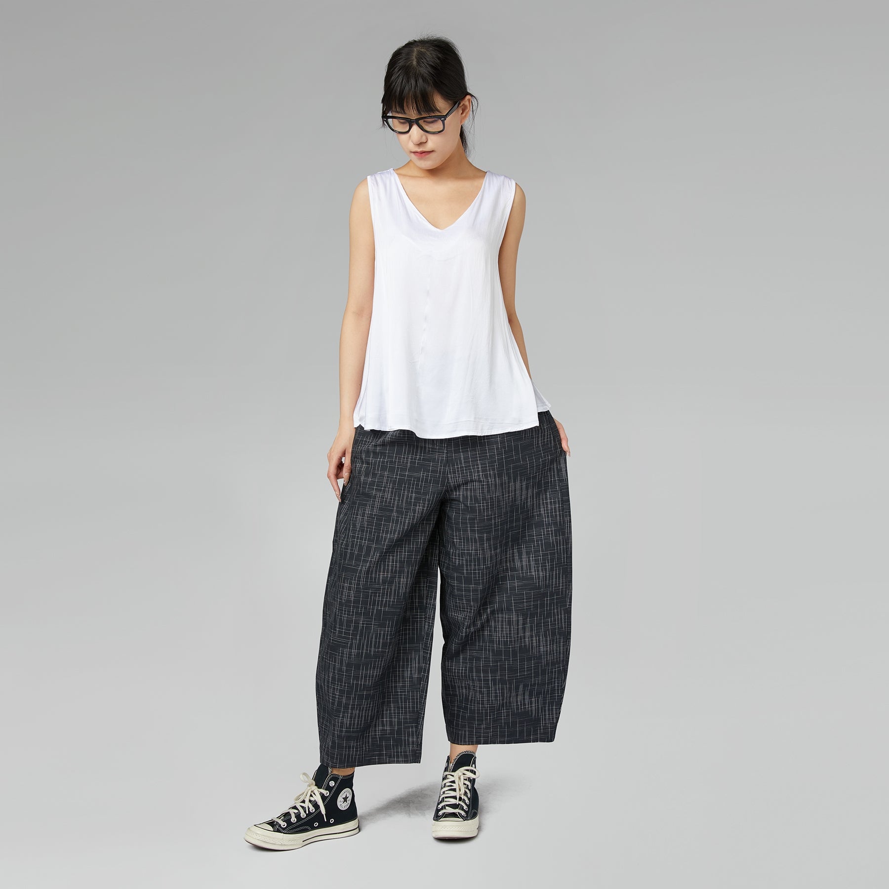 TOP IN RASO MISTO RAYON CON SCOLLO A V BIANCO