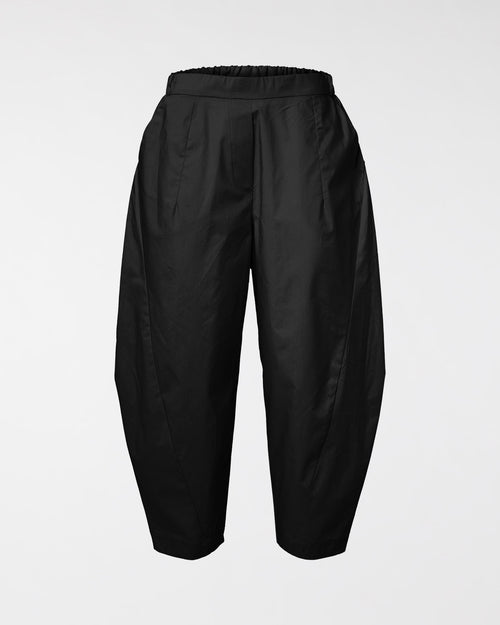 LE PANTALON SE RESSERRE A LA CHEVILLE