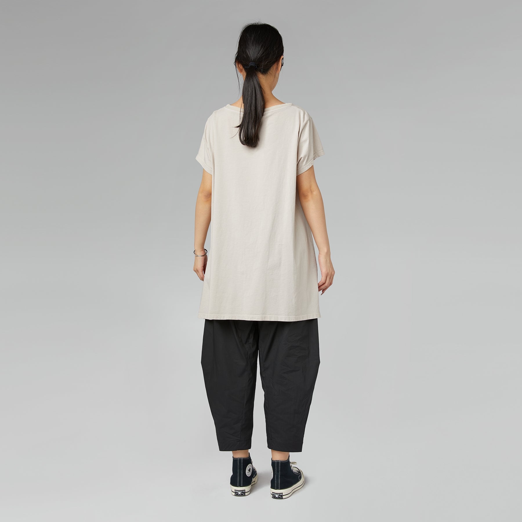LE PANTALON SE RESSERRE A LA CHEVILLE