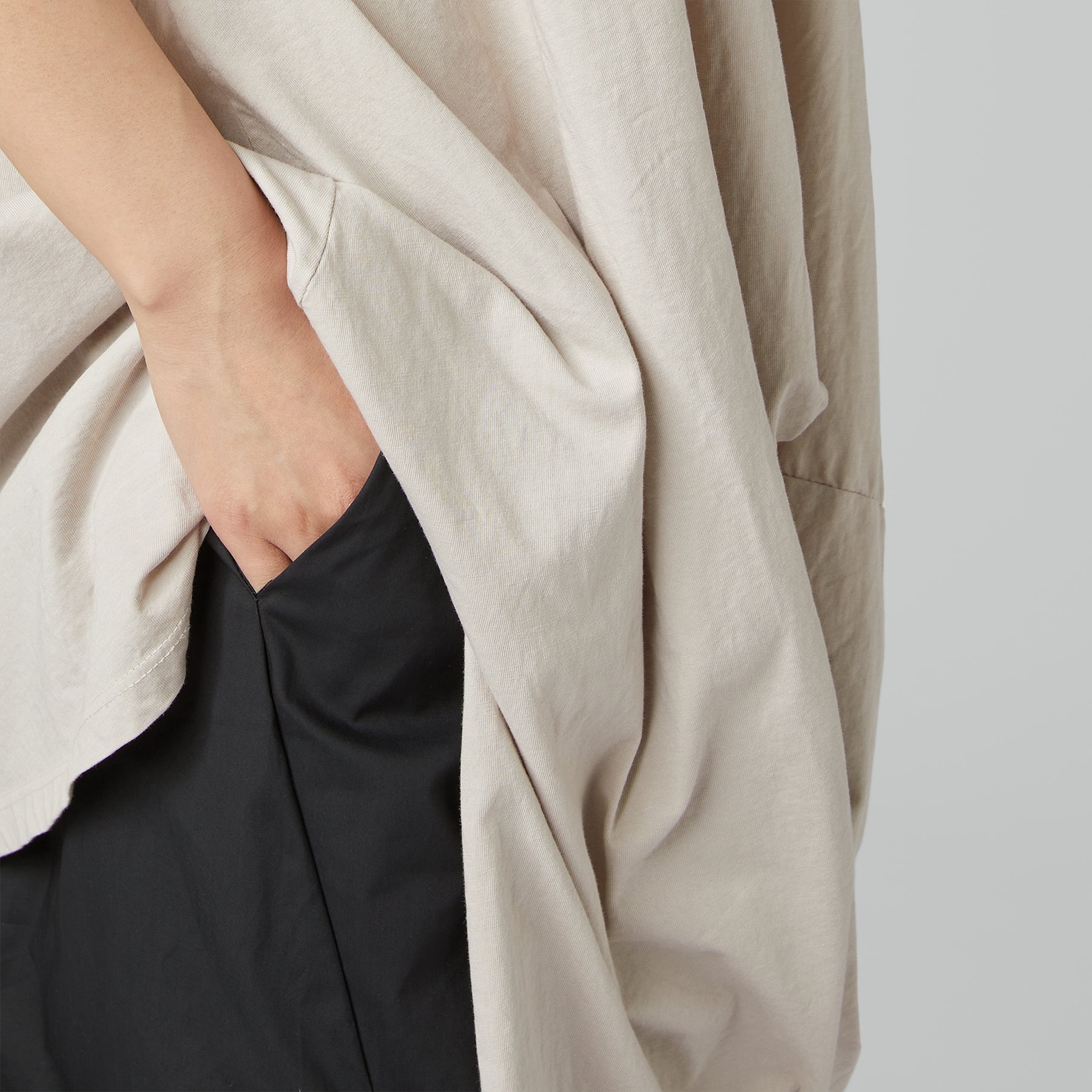 LE PANTALON SE RESSERRE A LA CHEVILLE