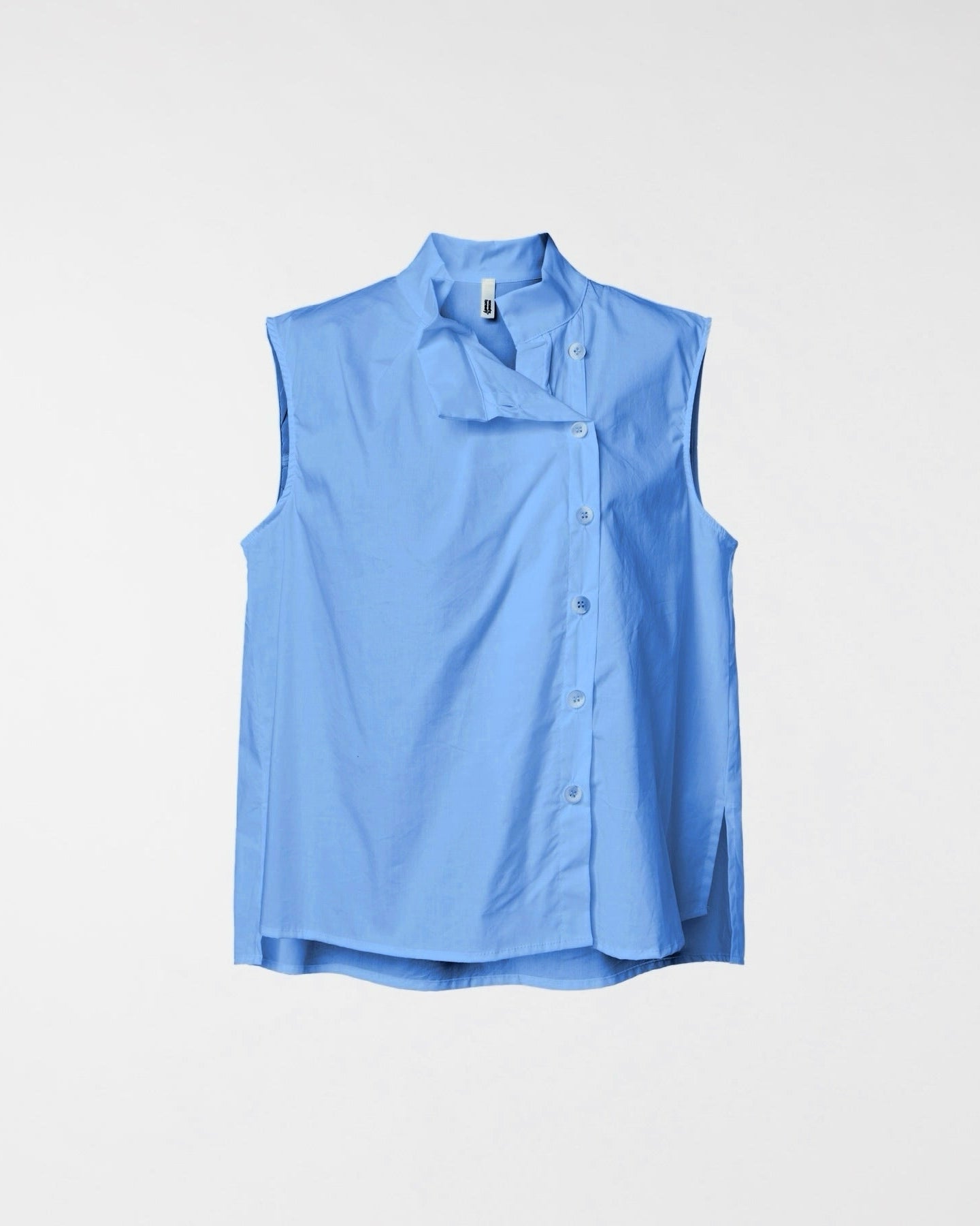TOP CON PLIEGUES EN EL CUELLO CELESTE