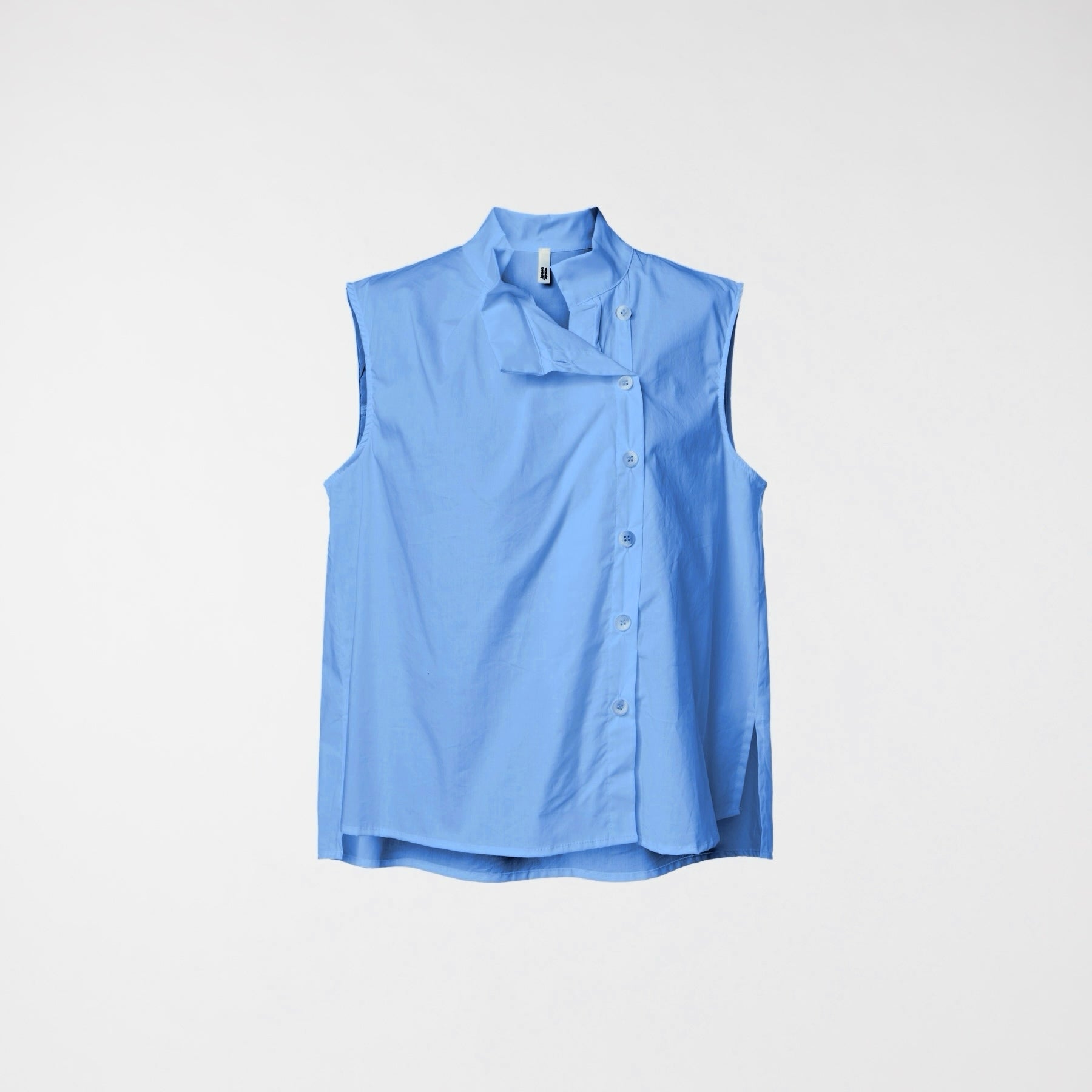 TOP CON PLIEGUES EN EL CUELLO CELESTE