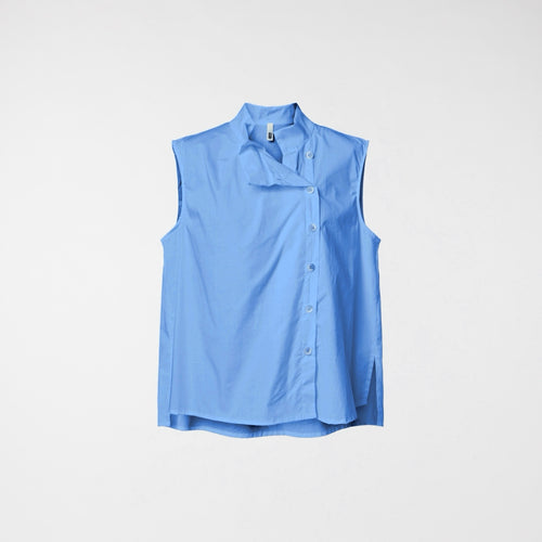 TOP CON PLIEGUES EN EL CUELLO CELESTE