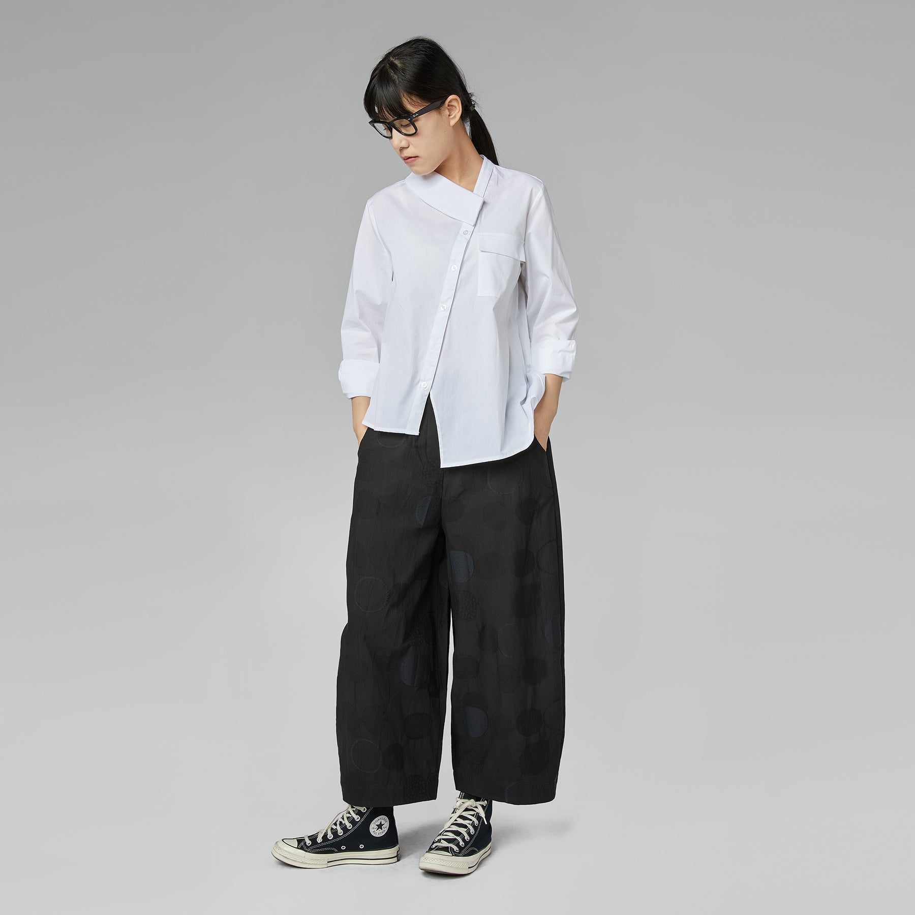 CHEMISE NOIRE À DEMI-COL