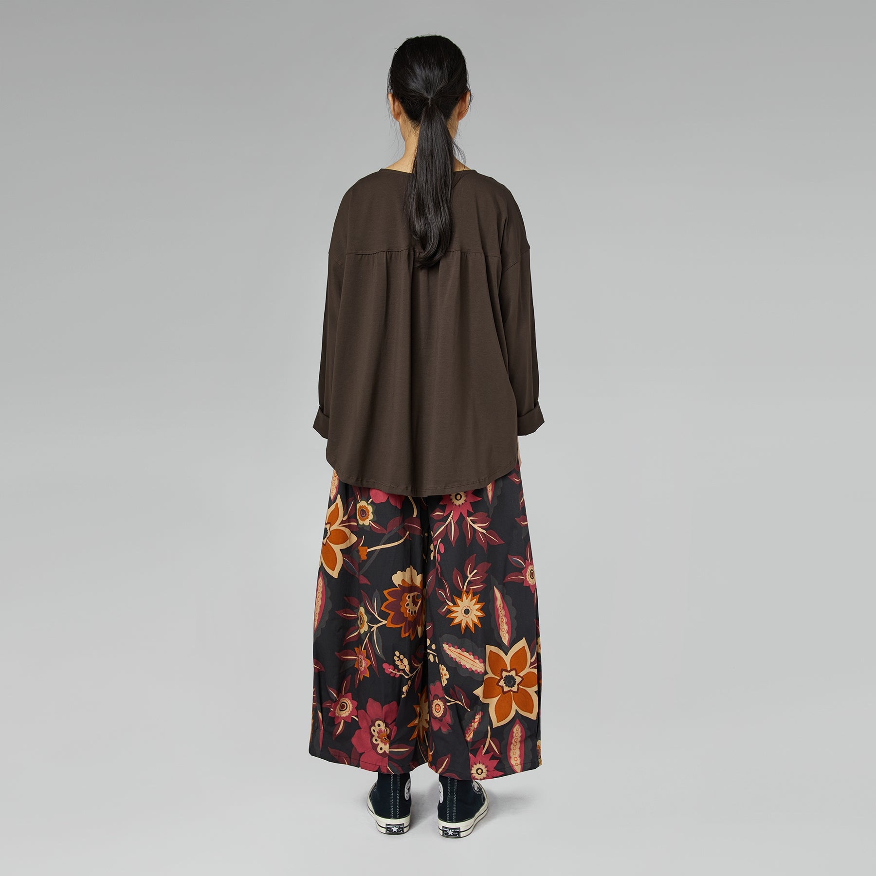 T-SHIRT CON PIEGHE SUL RETRO MARRONE