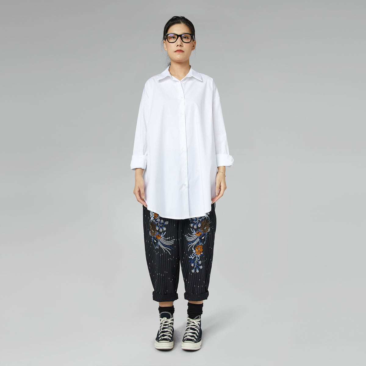 PANTALON AVEC BRODERIE FLORALE