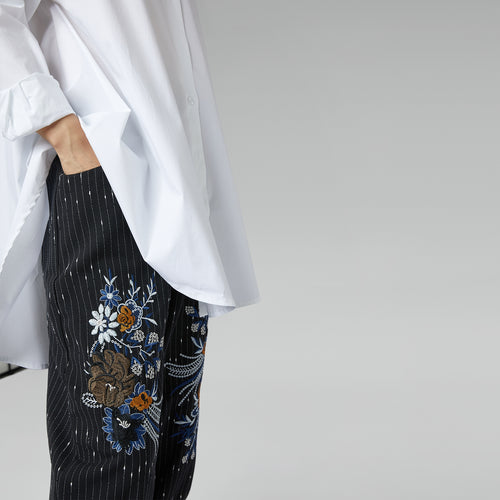 PANTALONI CON RICAMI FLOREALI