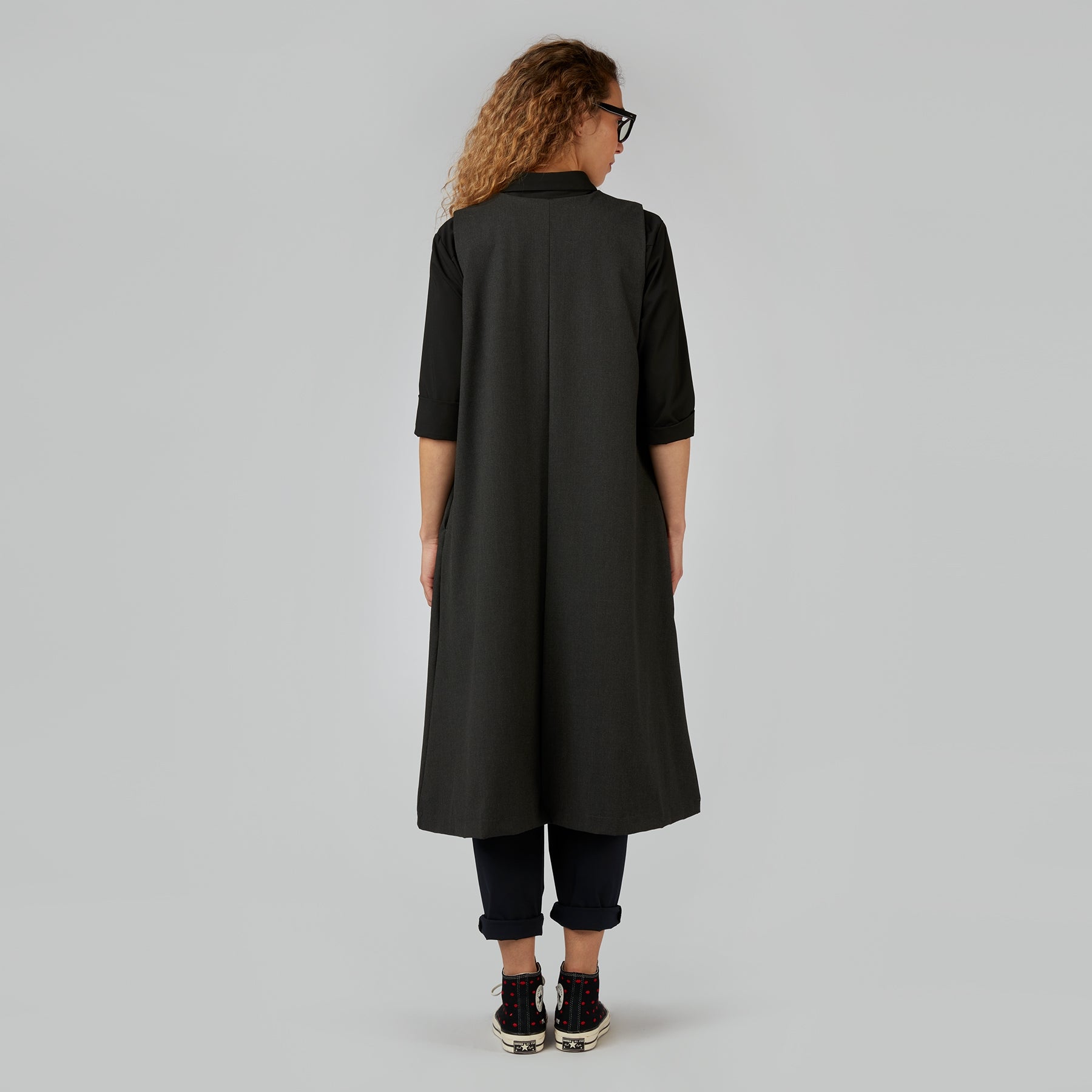 Spodnie z mieszanki wiskozy z zakładkami w kolorze szarym