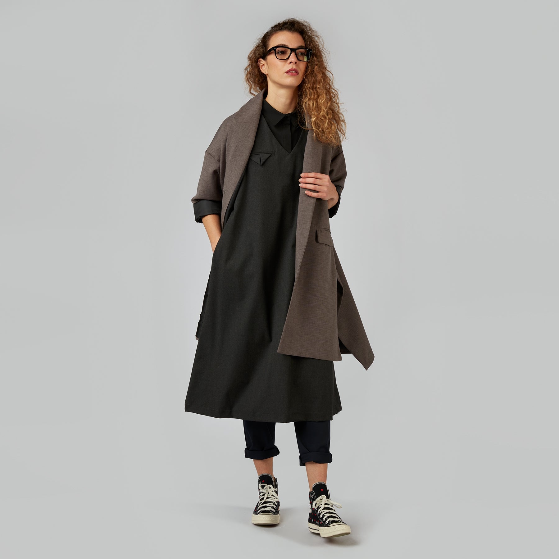 Spodnie z mieszanki wiskozy z zakładkami w kolorze szarym