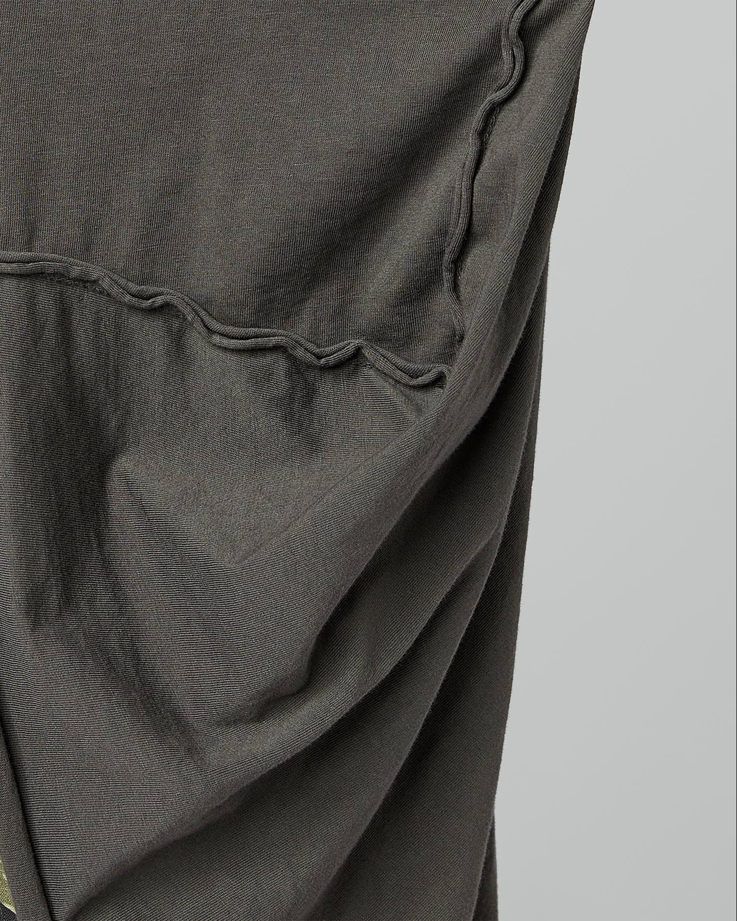 T-SHIRT MIT SEITENZEHEN