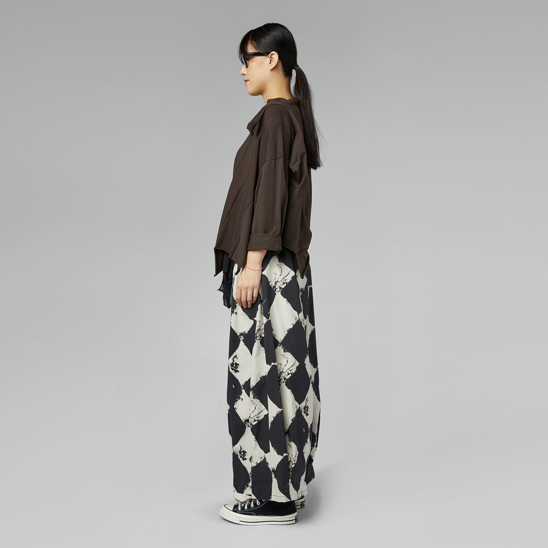 BLUZKA Z DZIANINOWYMI DETALAMI BRĄZOWA