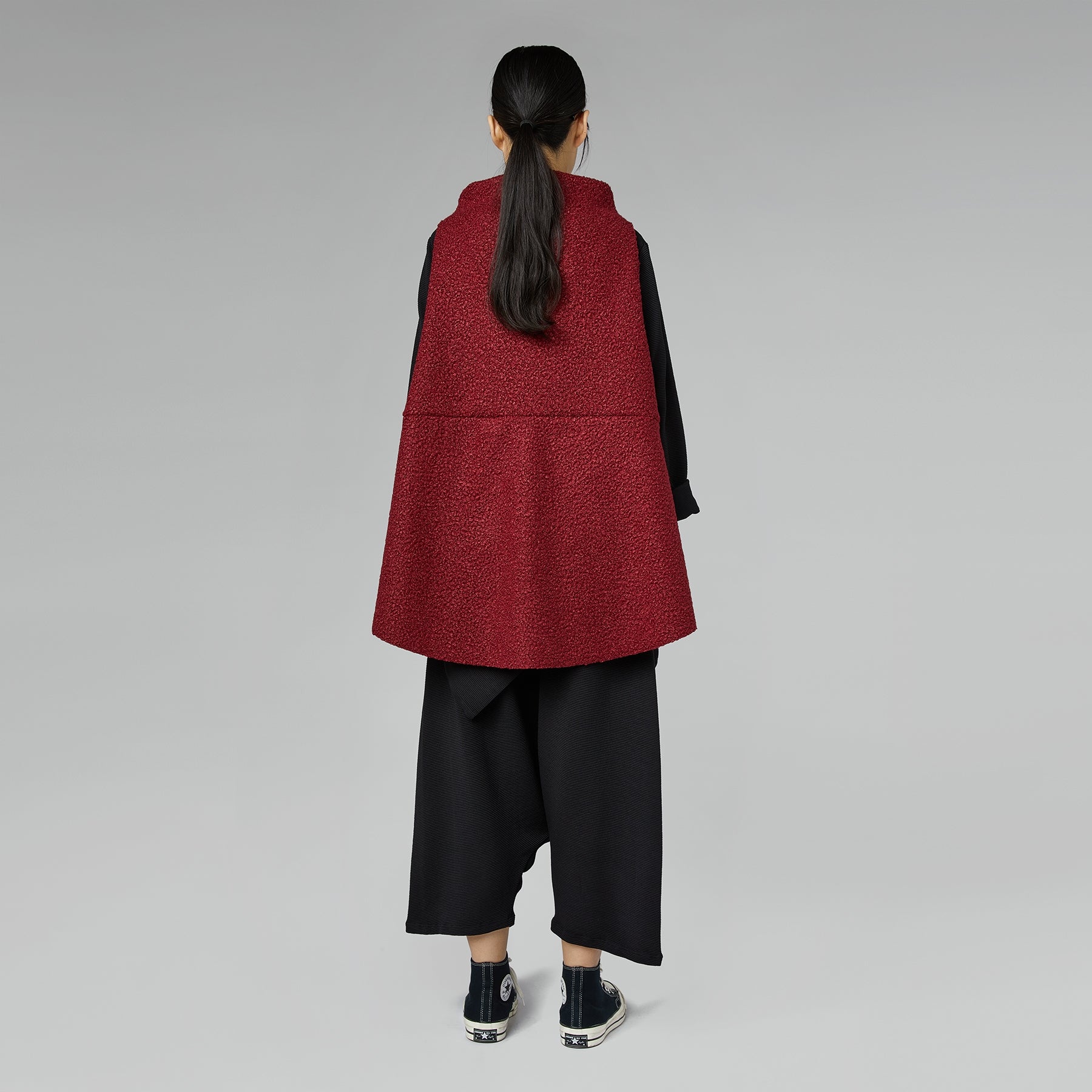 KAMIZELKA BOUCLÉ ​​Z WYSOKIM KOŁNIERZEM BORDEAUX