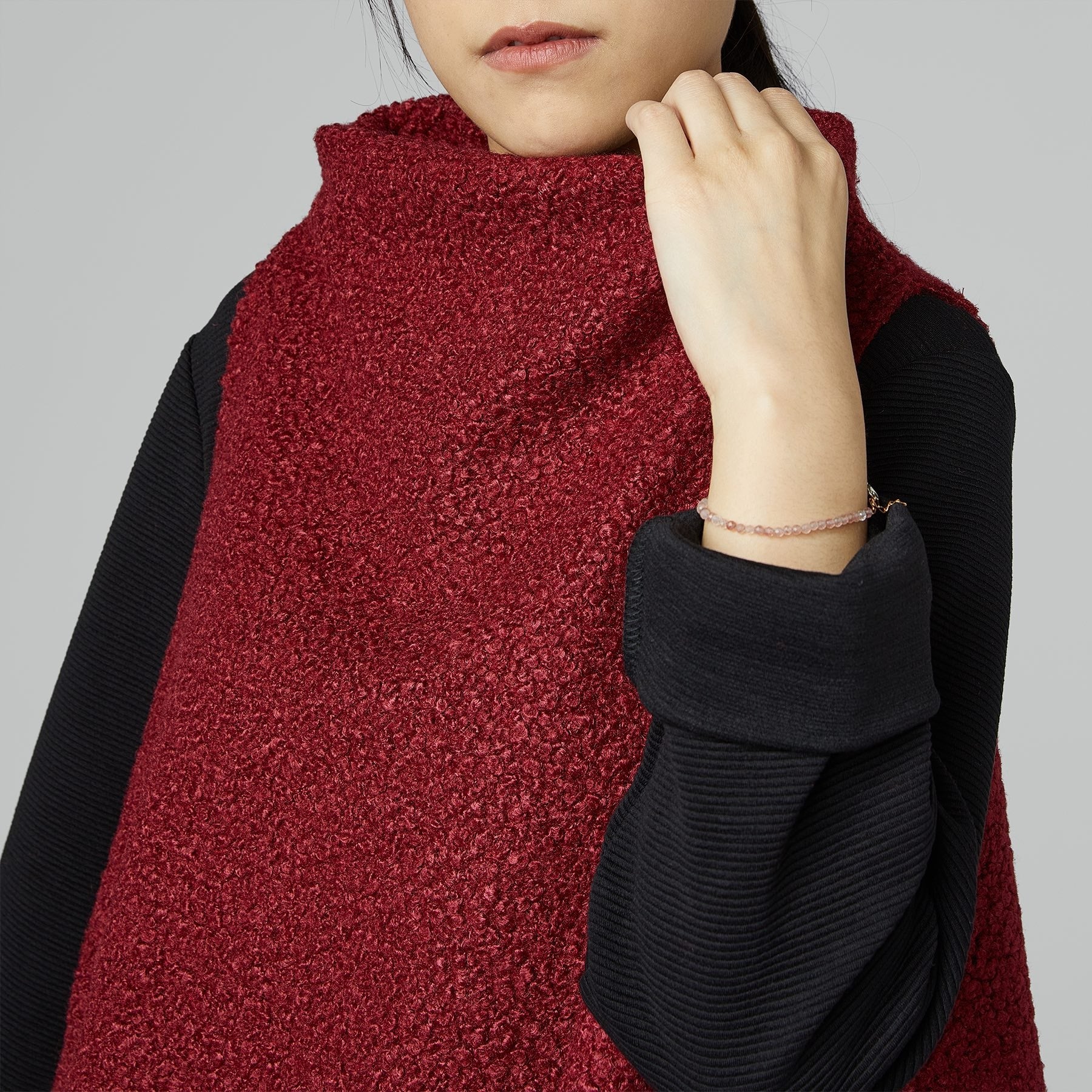 KAMIZELKA BOUCLÉ ​​Z WYSOKIM KOŁNIERZEM BORDEAUX