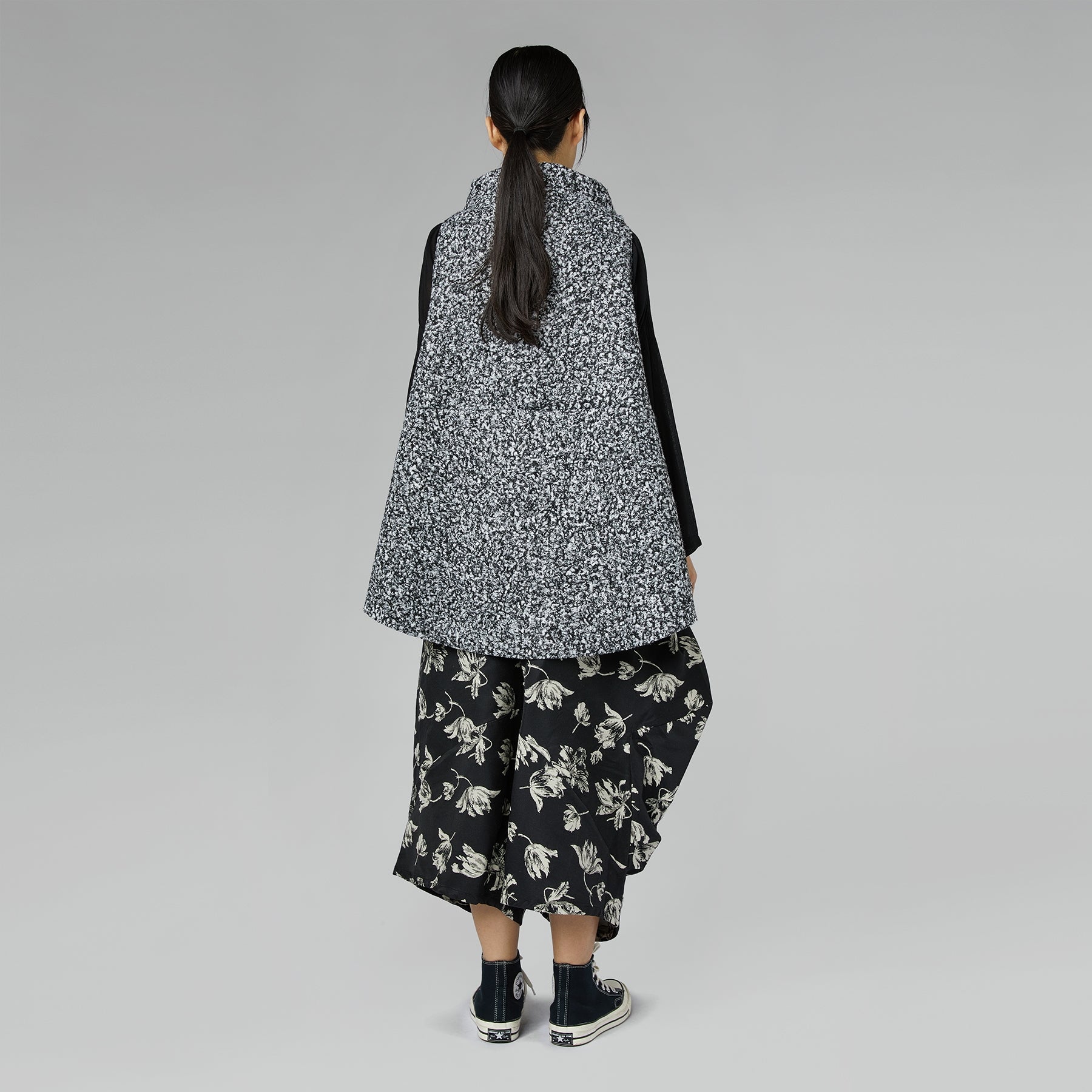 KAMIZELKA BOUCLÉ ​​Z WYSOKIM KOŁNIERZEM SZARA