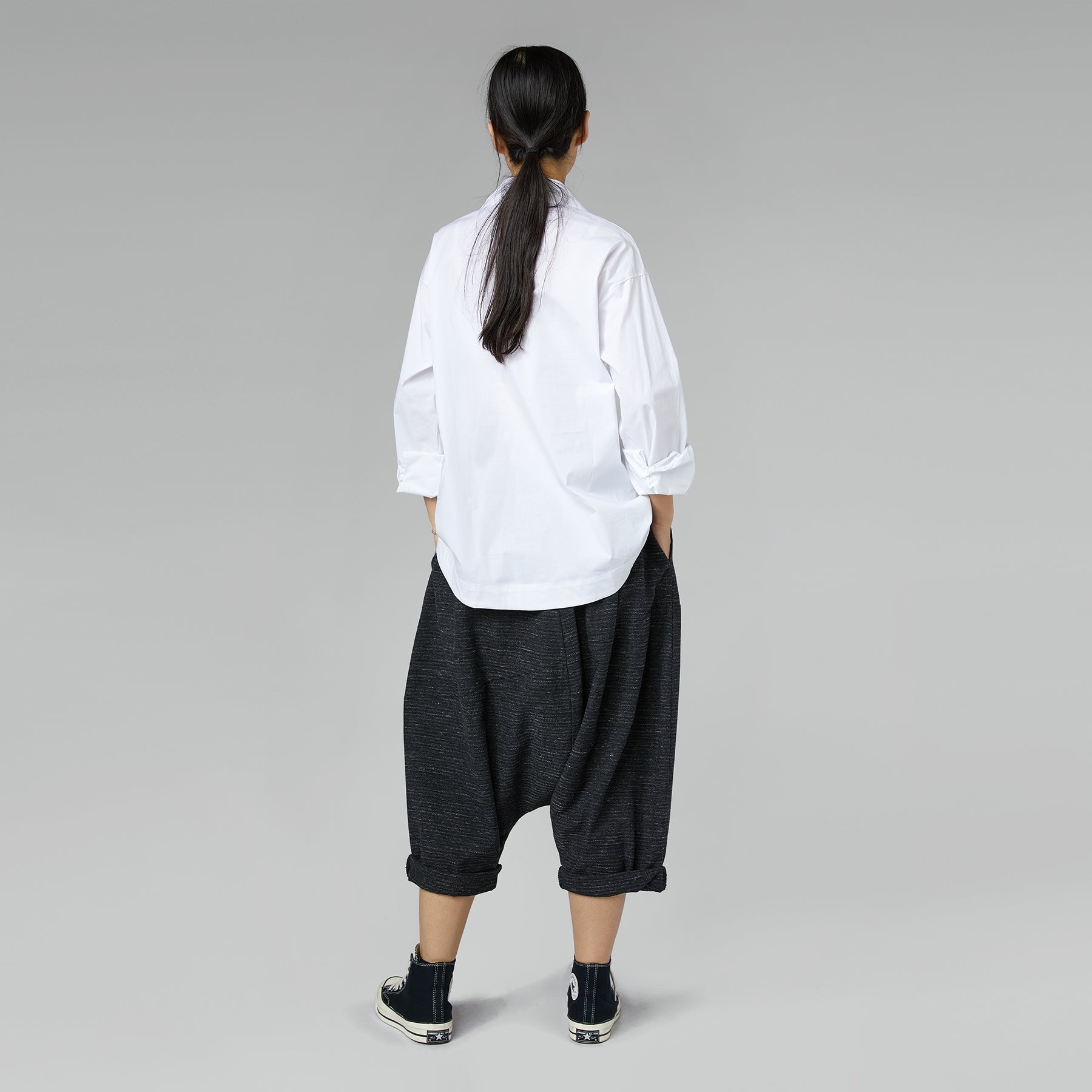 KOSZULA Z KIESZENIAMI APLIKOWANYMI CZARNA