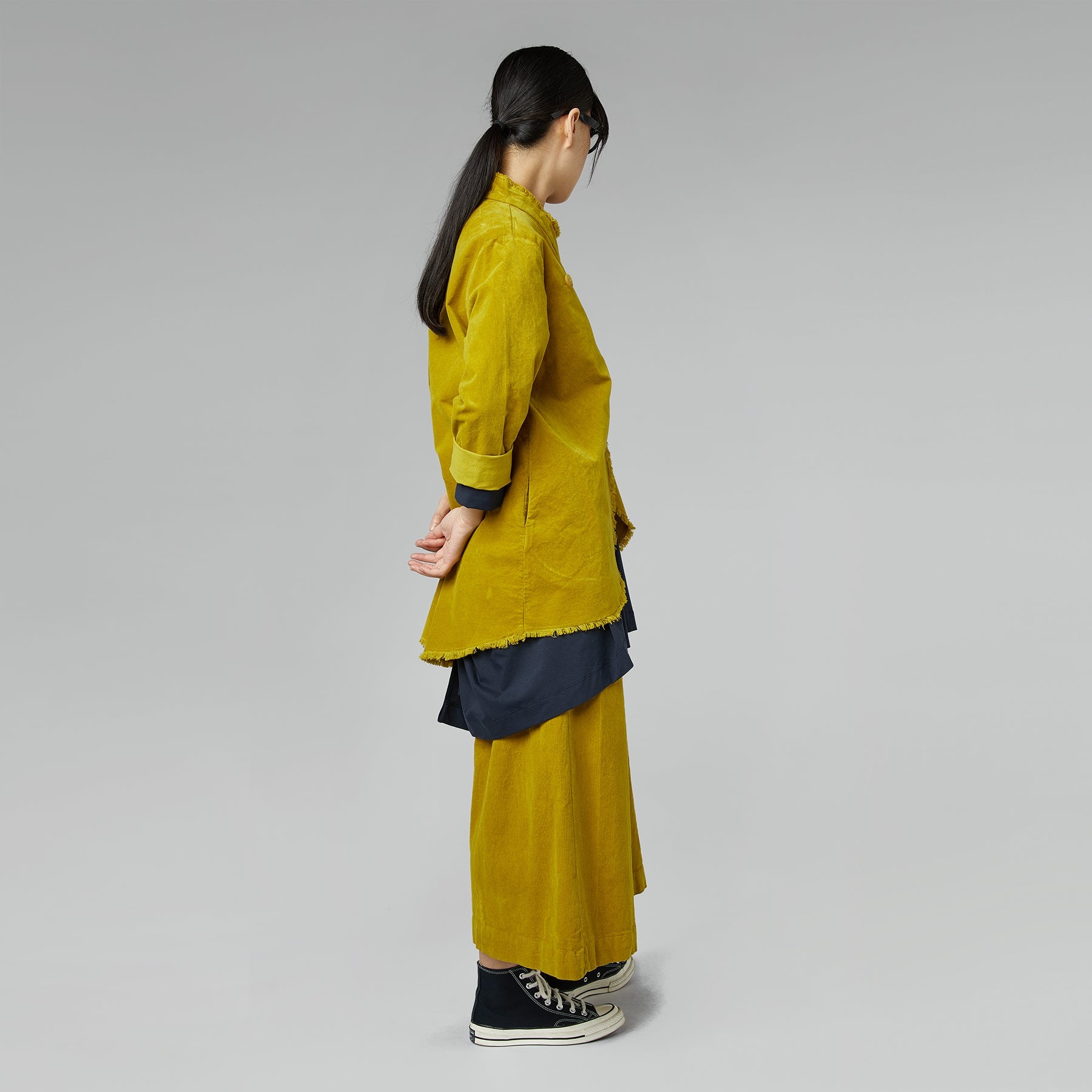 Spodnie aksamitne z szerokimi nogawkami w kolorze musztardowym