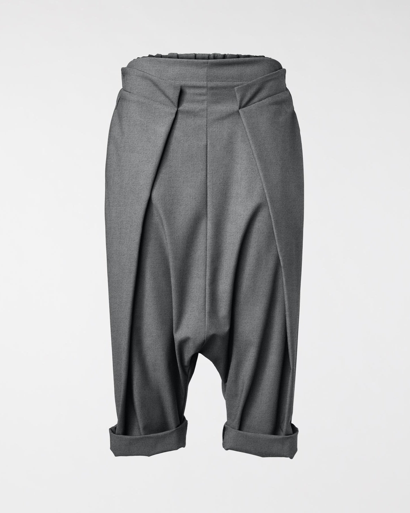 KURZE HOSE MIT GRAUEN FALTEN