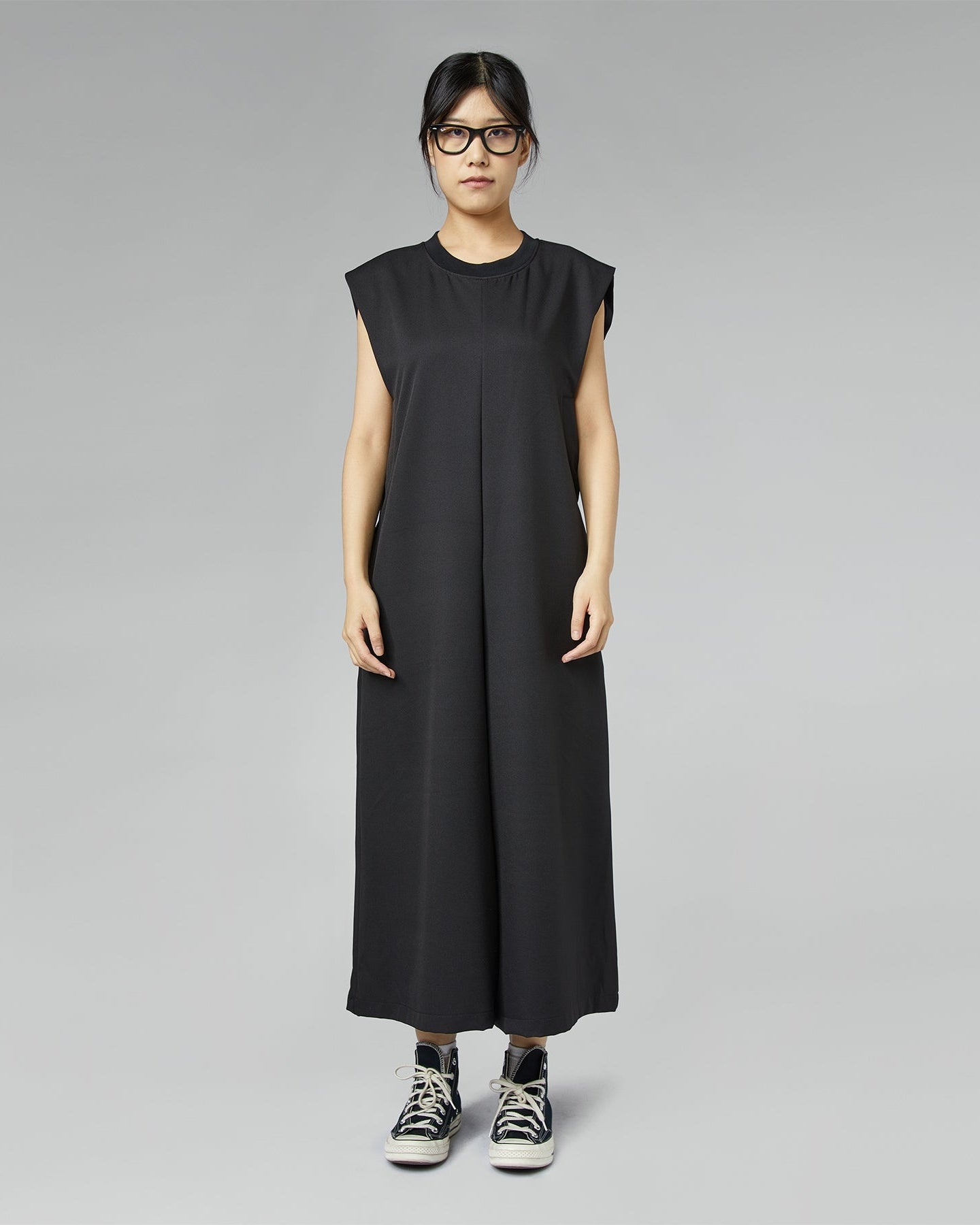 SLEEVELESS SUIT WITH ZIP ON THE BACK
