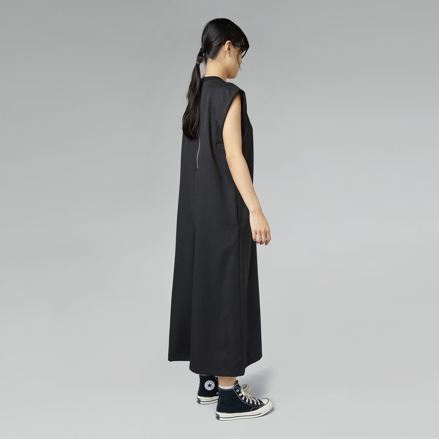 SLEEVELESS SUIT WITH ZIP ON THE BACK