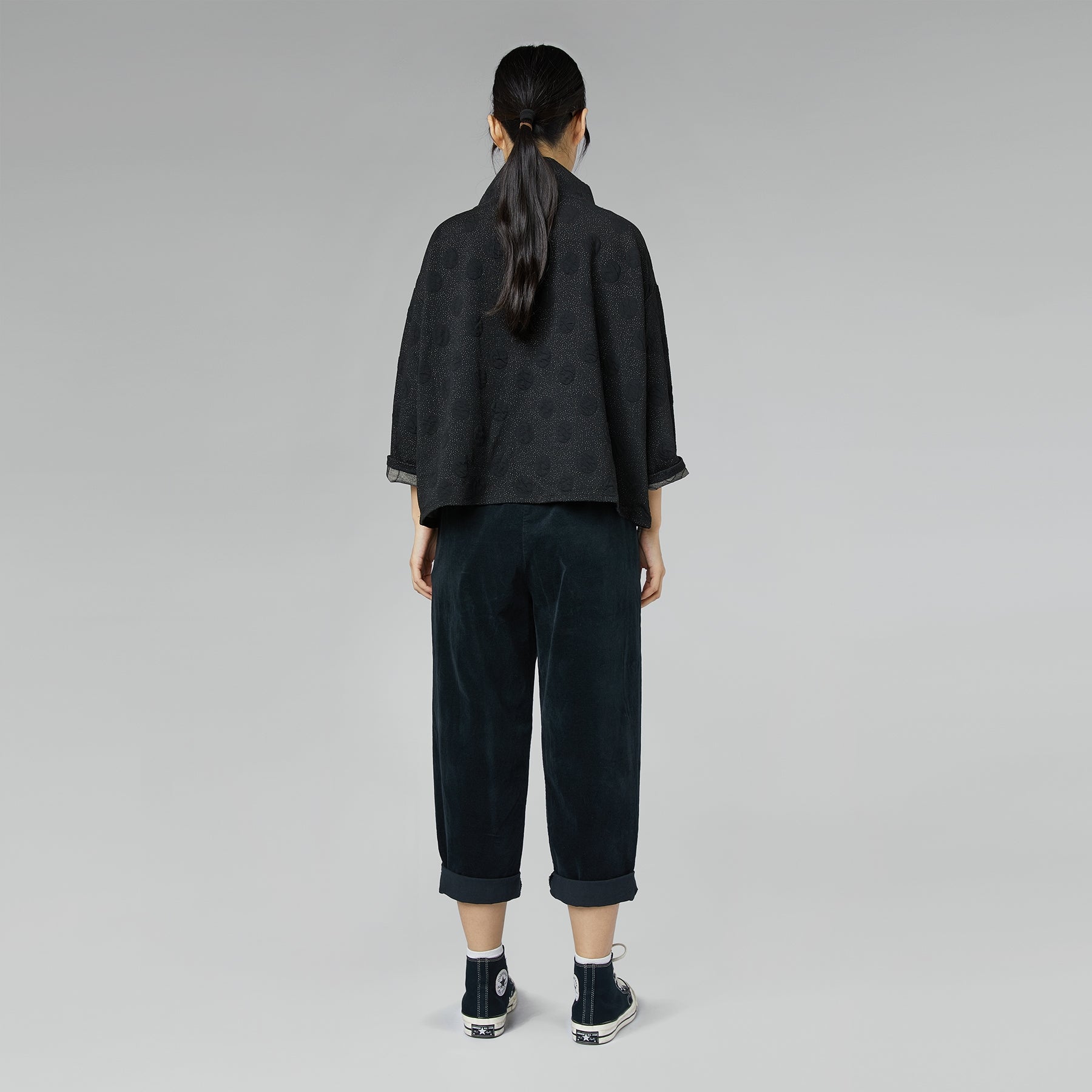 SPODNIE PROSTE Z MATERIAŁU WELUROWEGO W KOLORZE CZARNYM