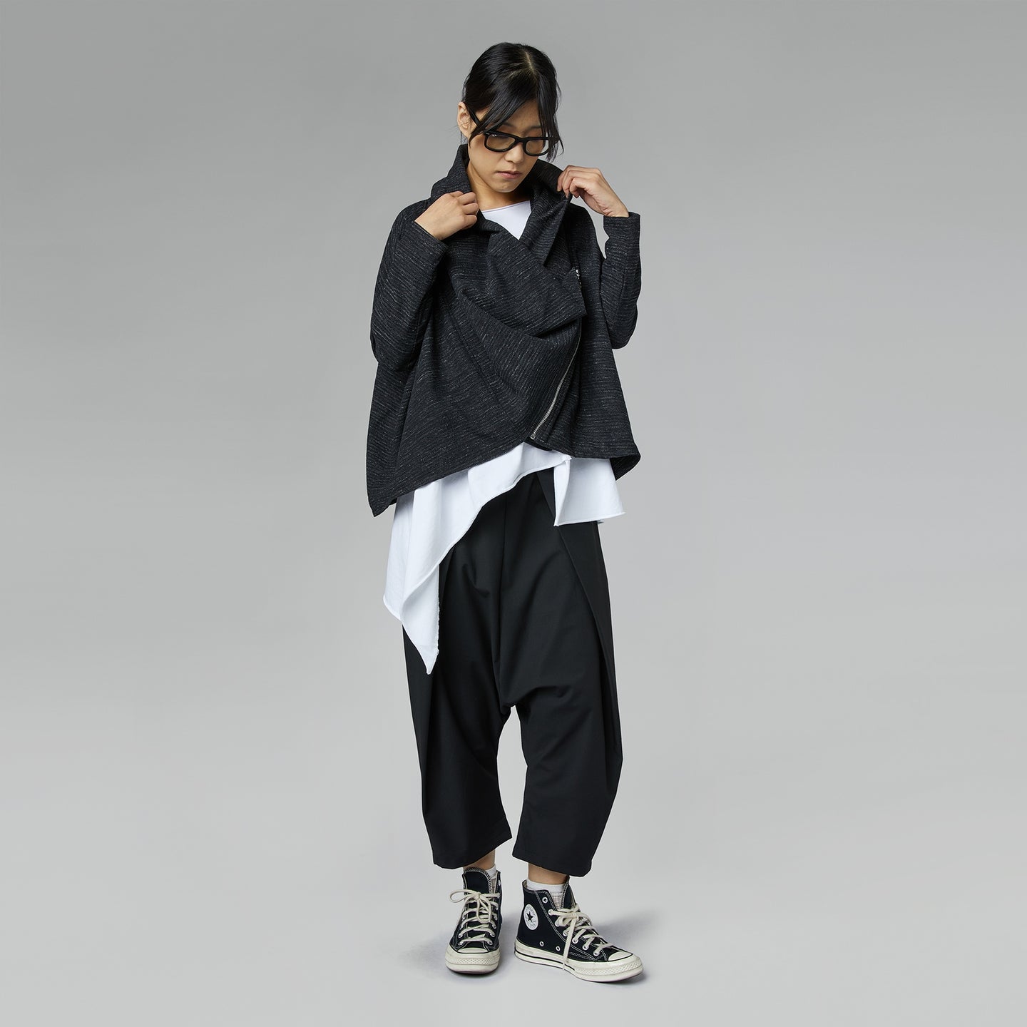 PANTALON COURT À PLIS GRIS
