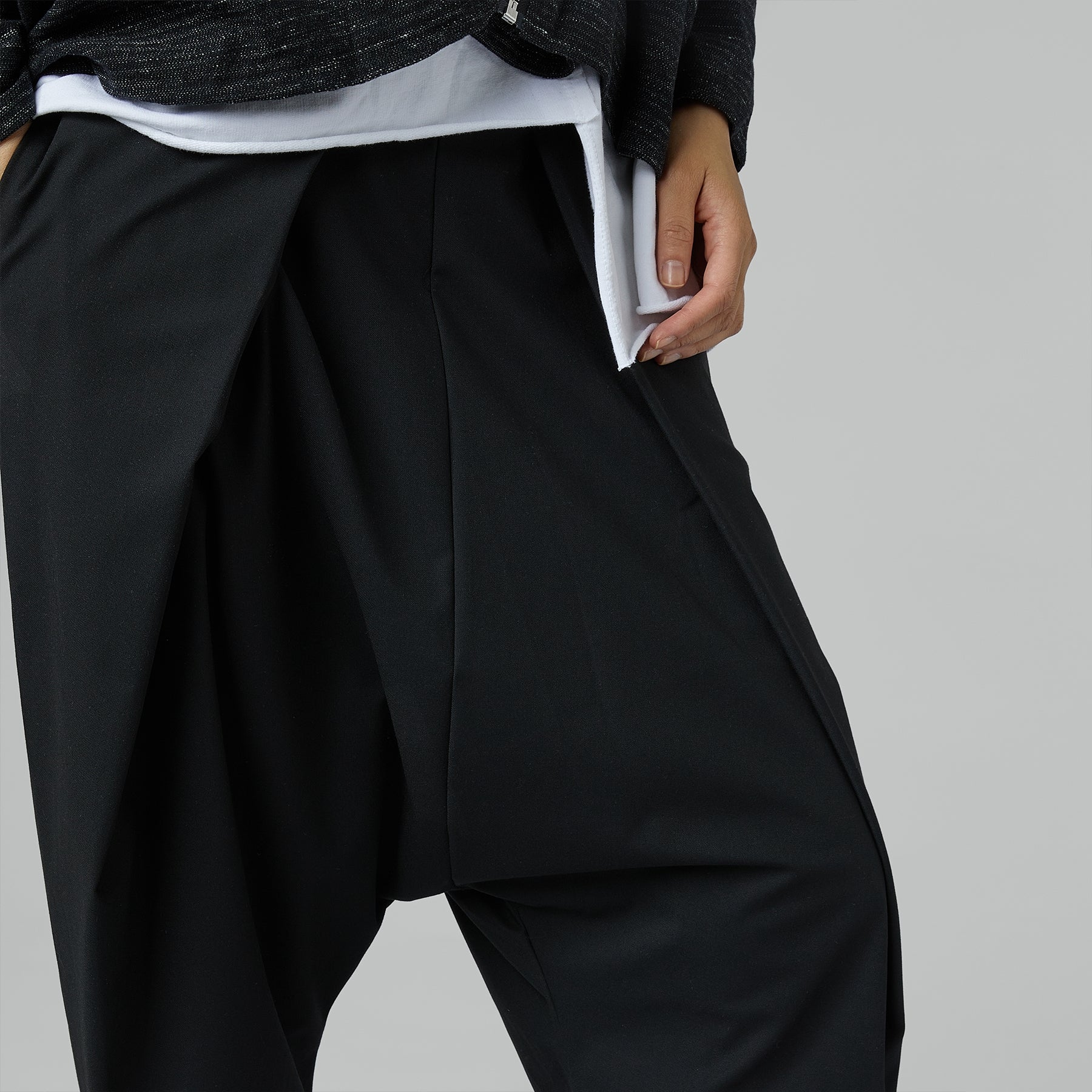 CROPPED TROUSERS WITH PLEATS GRAY