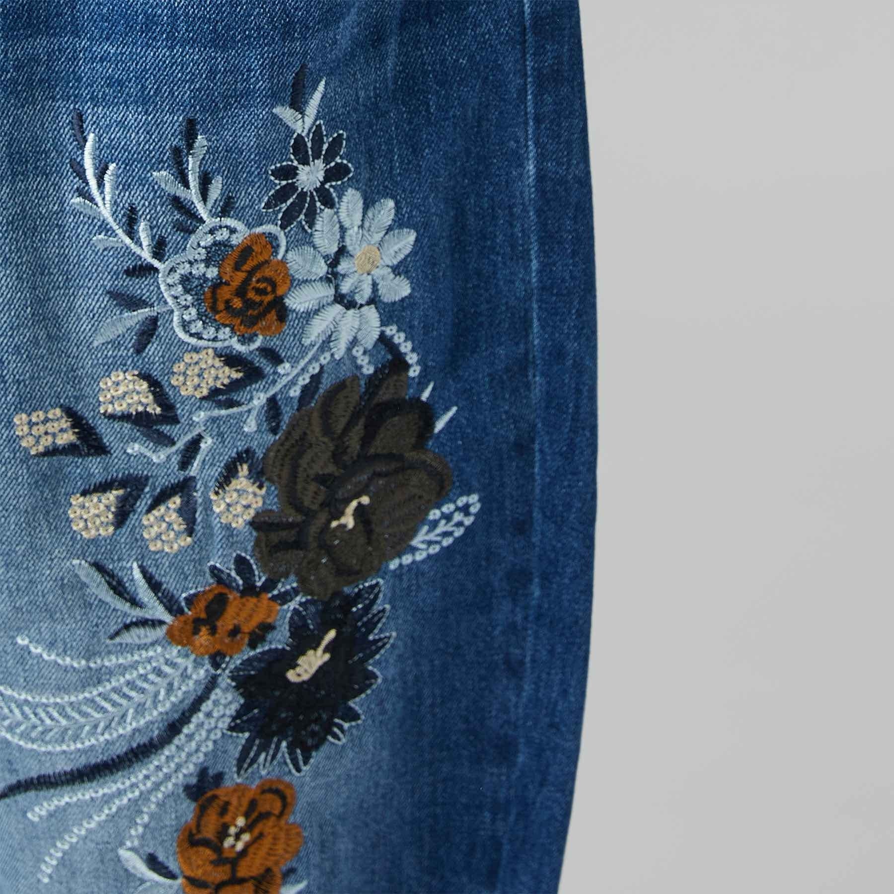 BAGGY JEANS CON BORDADO