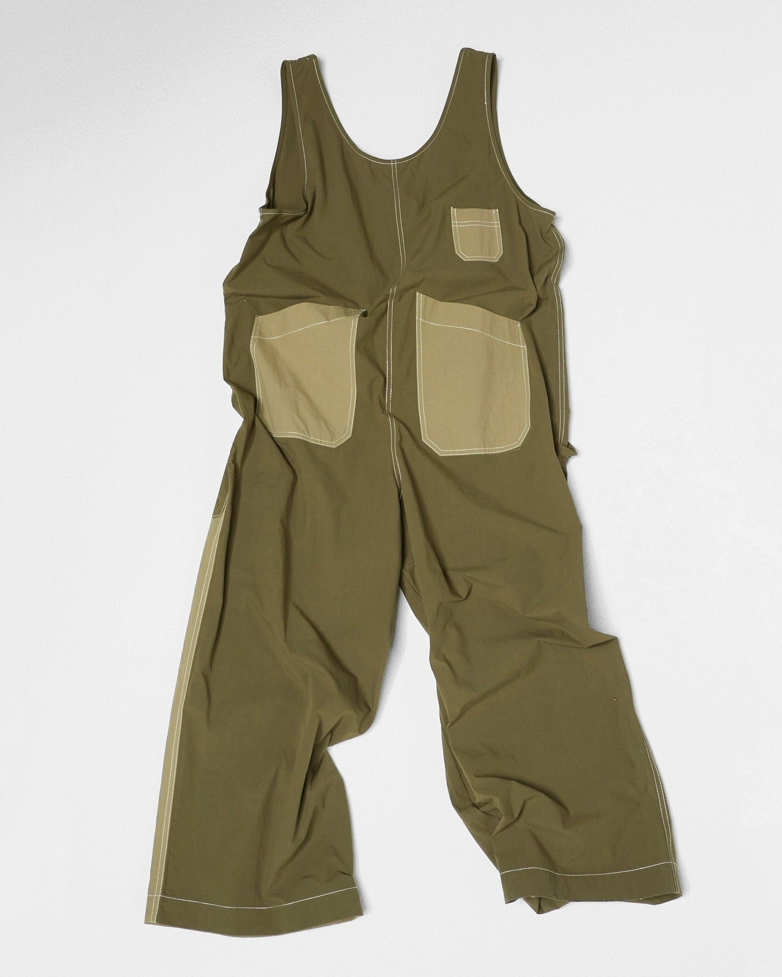 SUIT WITH CONTRASTING POCKETS
