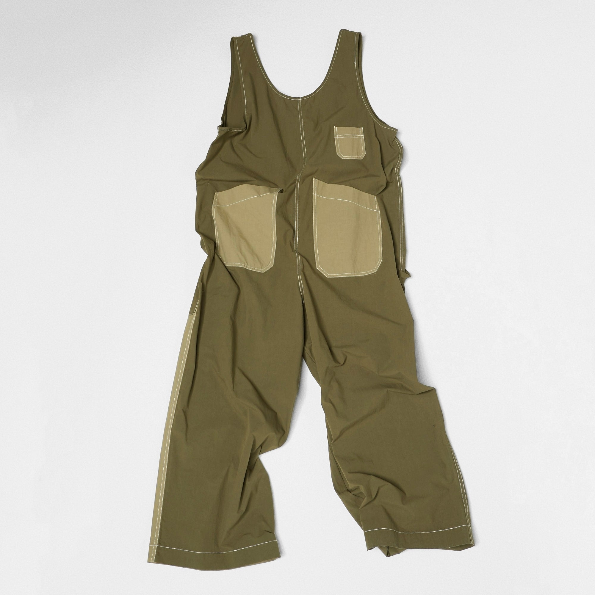 SUIT WITH CONTRASTING POCKETS