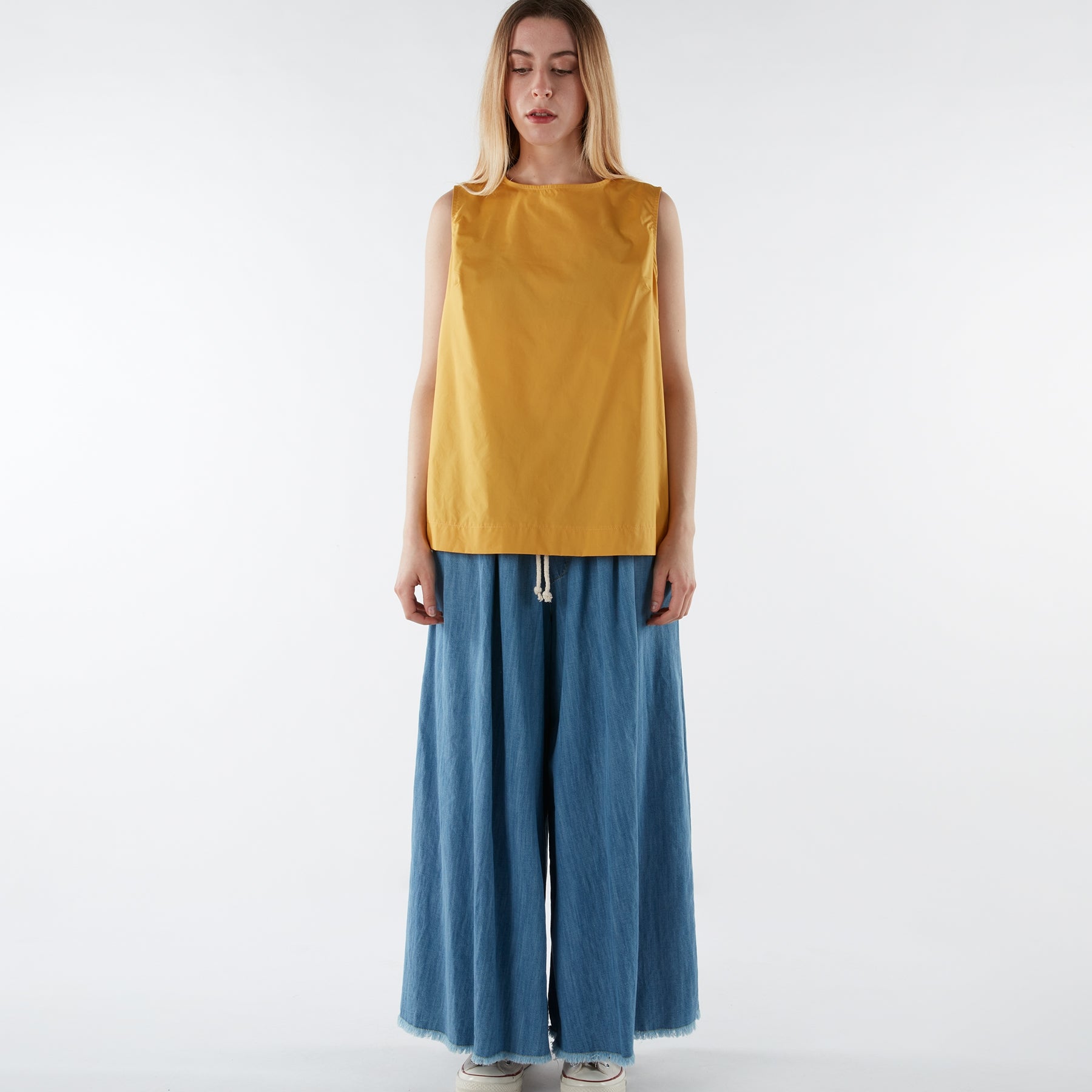 BLUSA CON CHIUSURA POSTERIORE