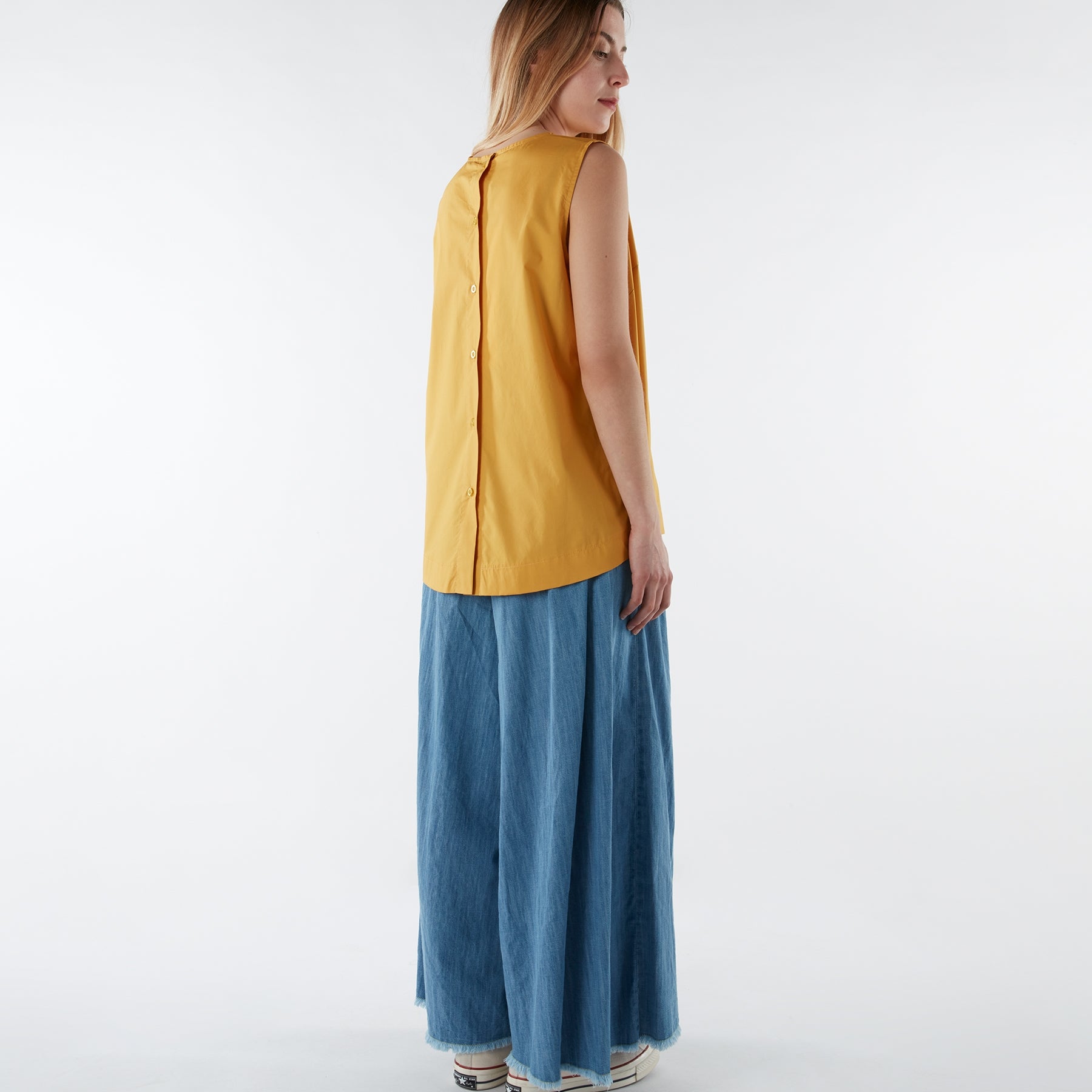 BLUSA CON CHIUSURA POSTERIORE