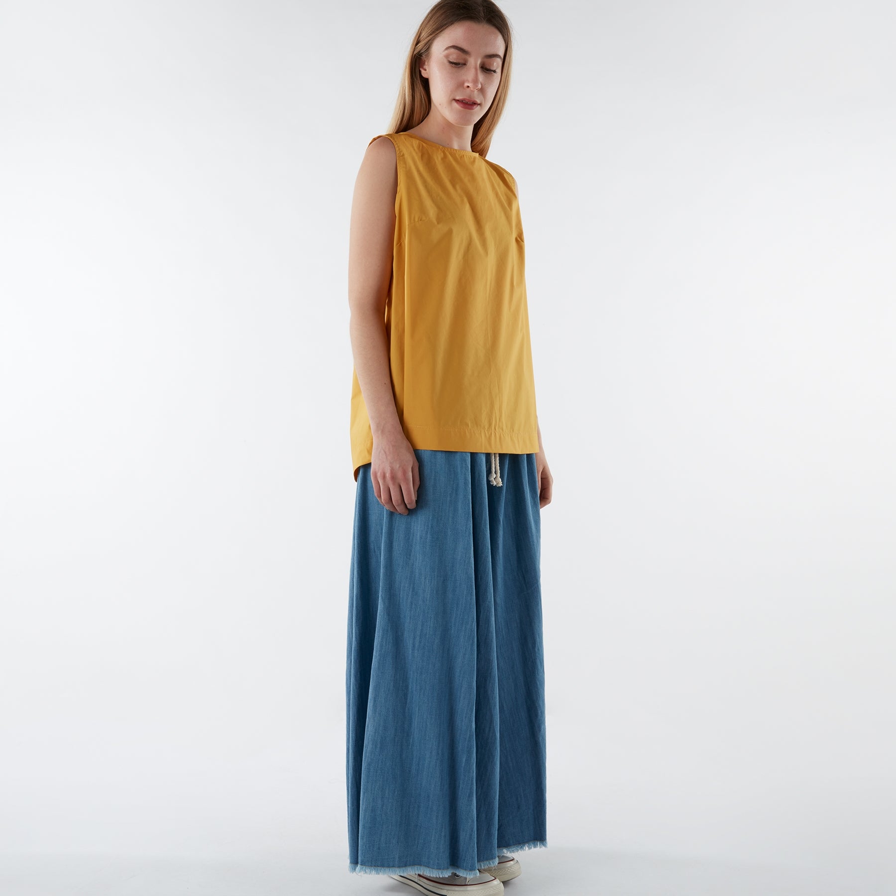 BLUSA CON CHIUSURA POSTERIORE