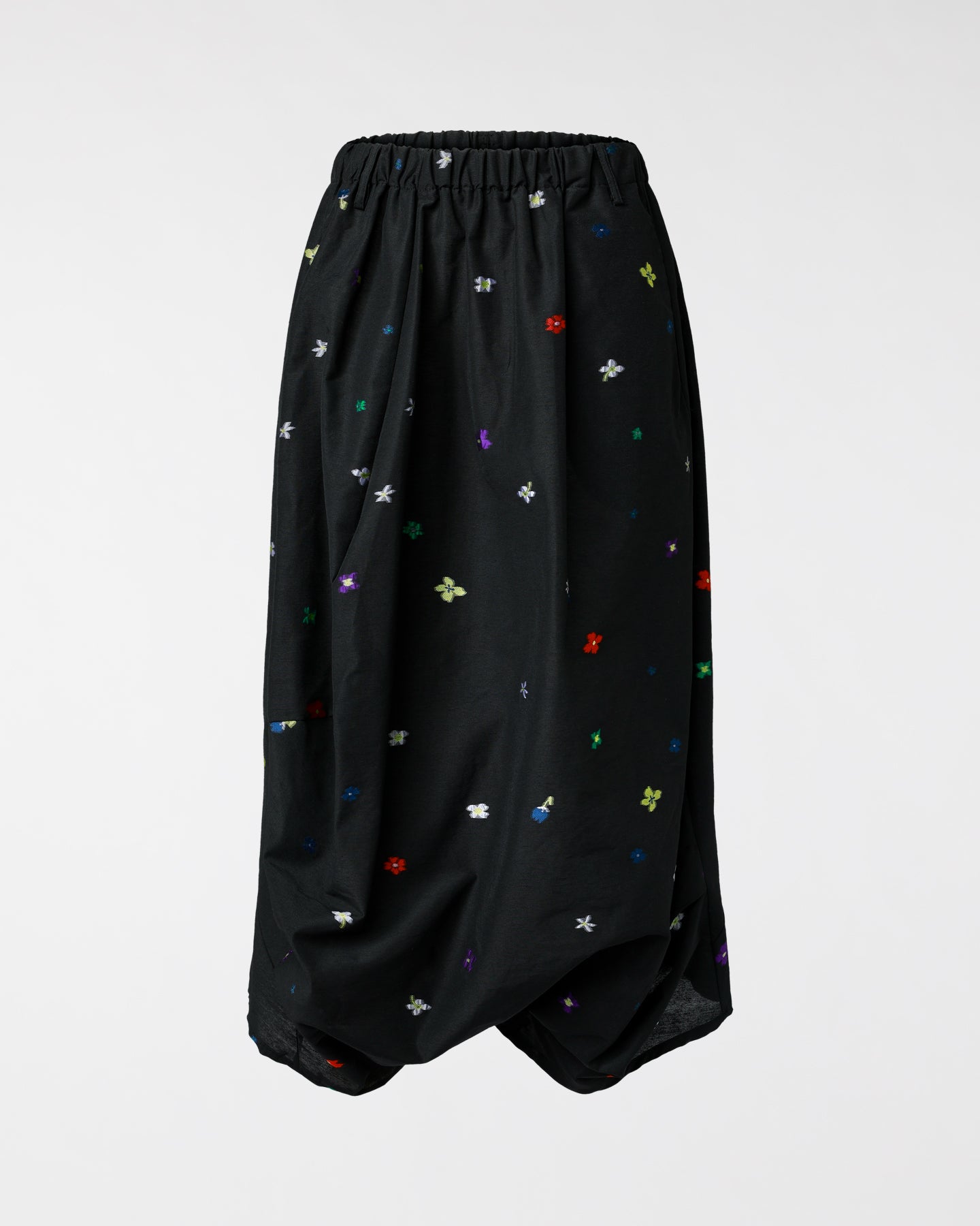 MEHRFARBIGE STICKHOSE MIT BLUMEN