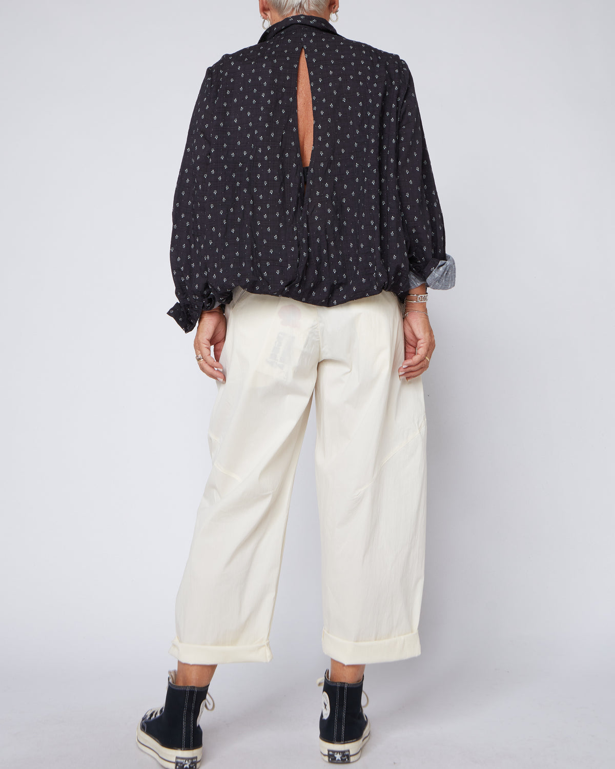 BLUSA CON APERTURA SUL RETRO