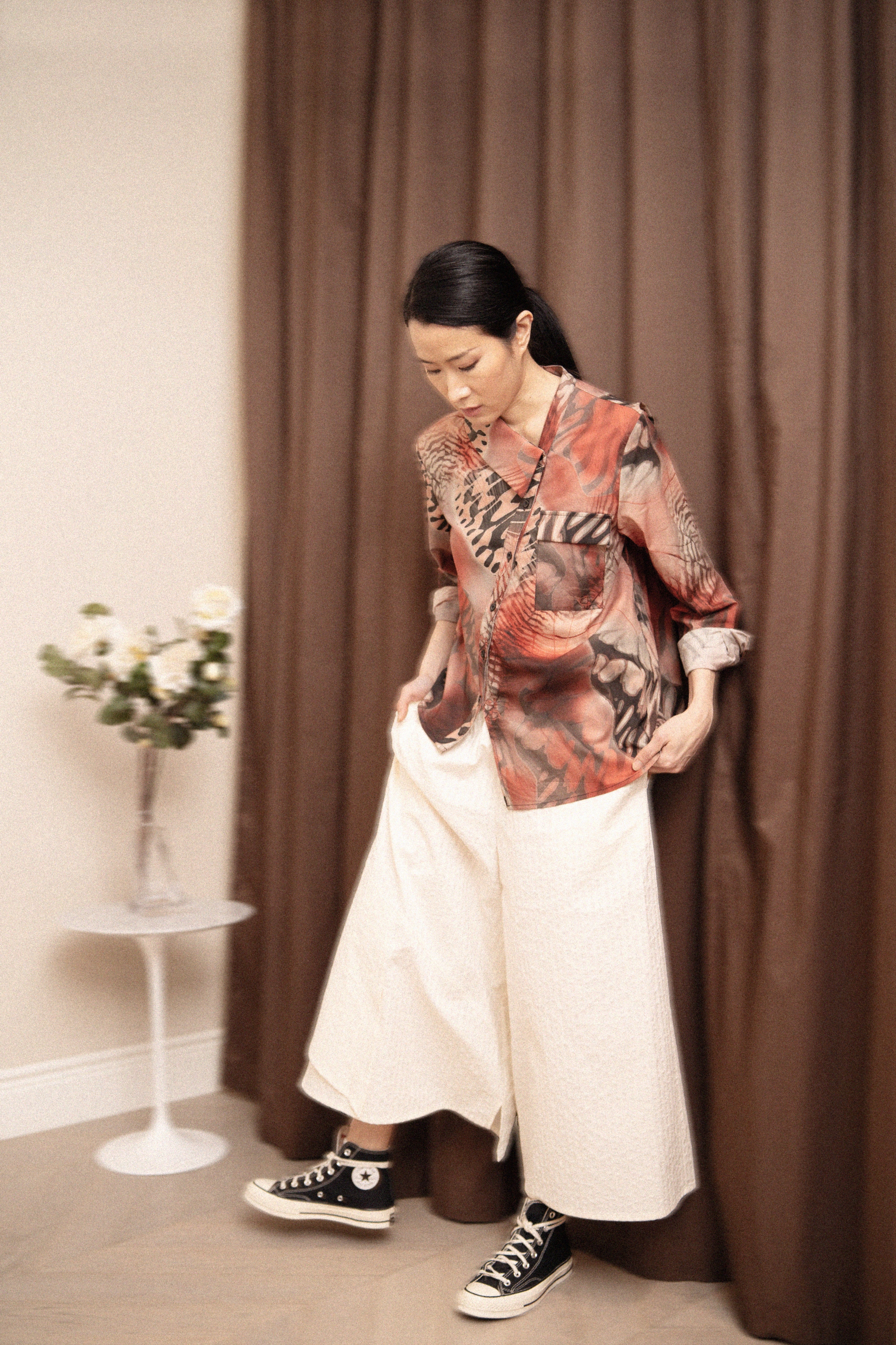 「The Structured Bloom」redefines contemporary through the dialogue between expressive abstract patterns and majestic purity of white