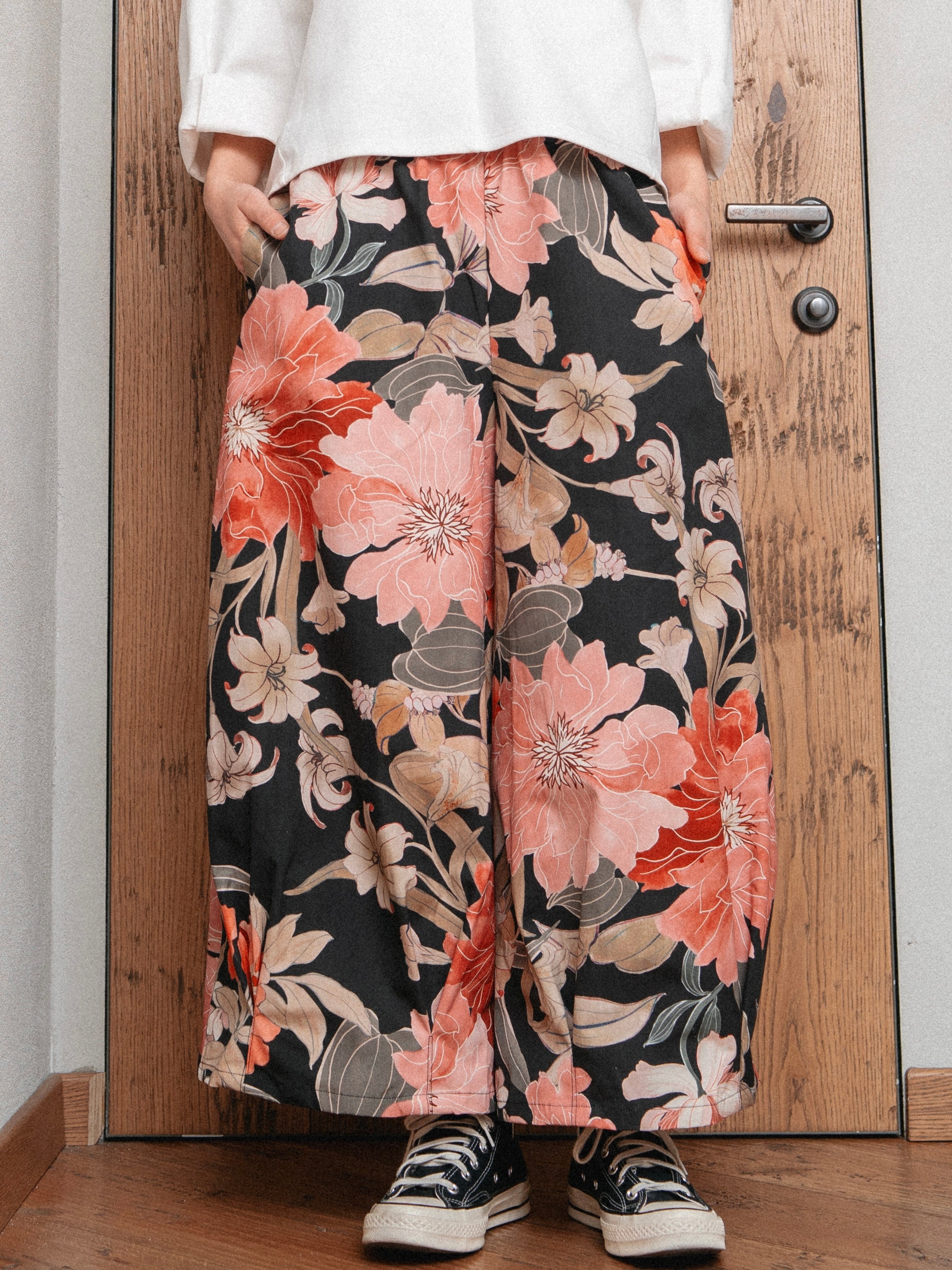 TROUSERS WITH PEONY PATTERN